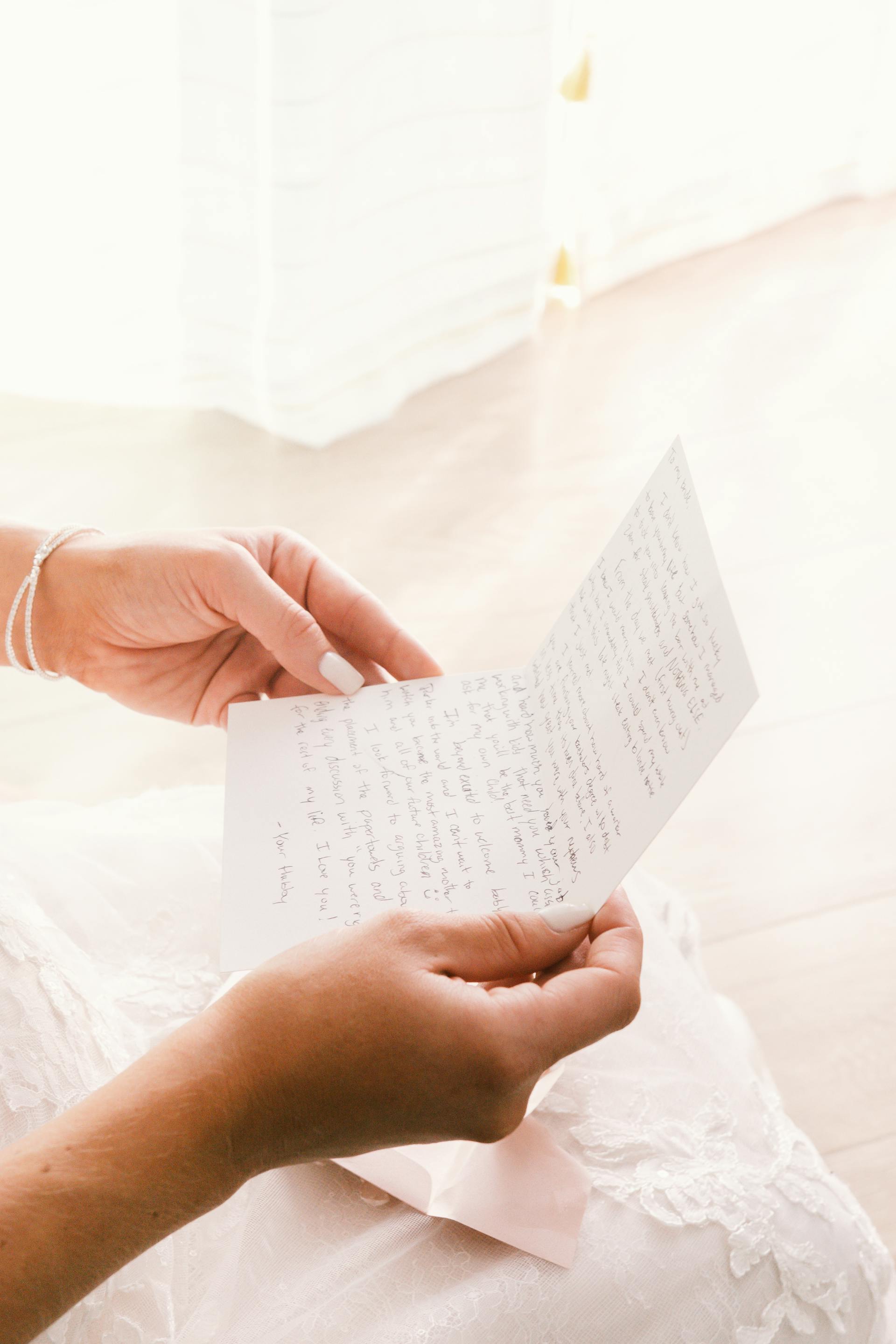 Una mujer leyendo una carta | Fuente: Pexels