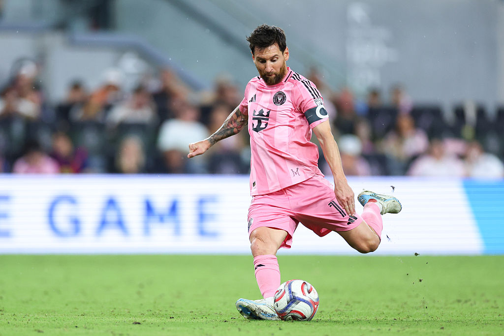 Lionel Messi, del Inter Miami CF (n.º 10), golpea el balón durante el partido de la MLS entre el Inter Miami CF y el San Diego FC en el Miami Freedom Park, el 20 de septiembre de 2026, en Miami, Florida. | Fuente: Getty Images