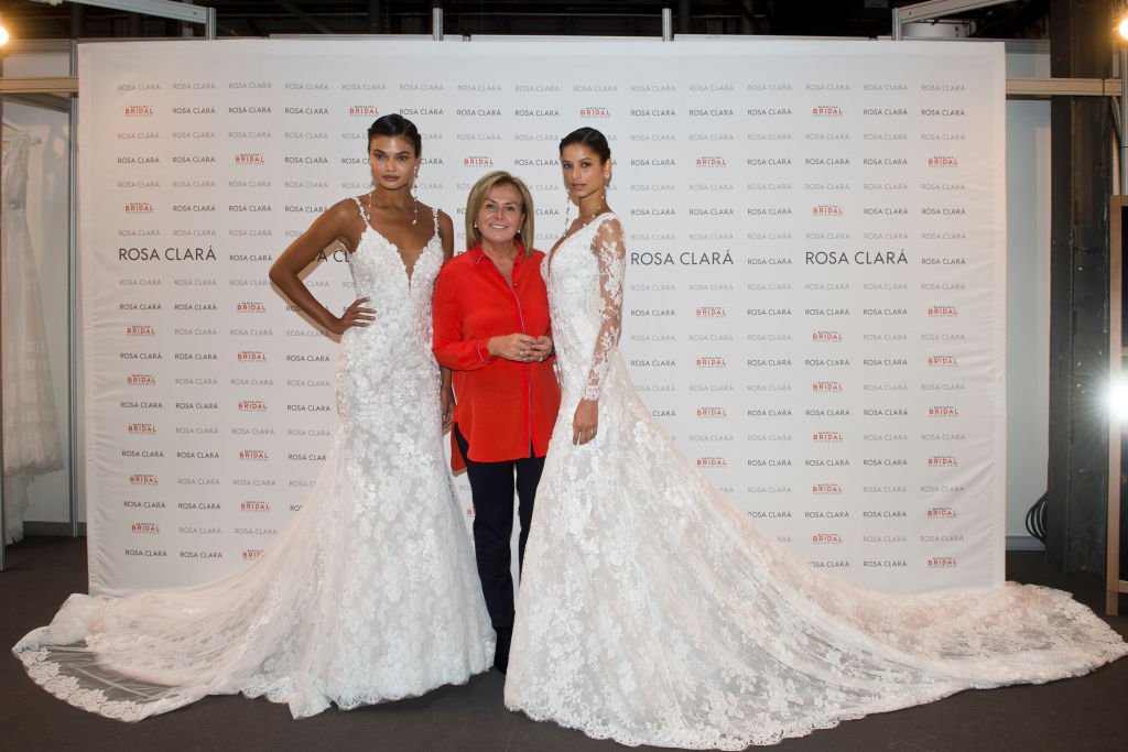 Rosa Clará con las modelos Daniela Braga y Bruna Liria en Barcelona, abril de 2018. | Foto: Getty Images