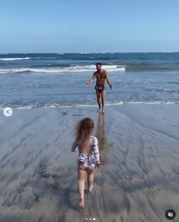 Ricky Martin y Lucia Martin-Yosef estrechando lazos en una playa de Puerto Rico en un post subido el 25 de diciembre de 2021 | Fuente: Instagram/ricky_martin