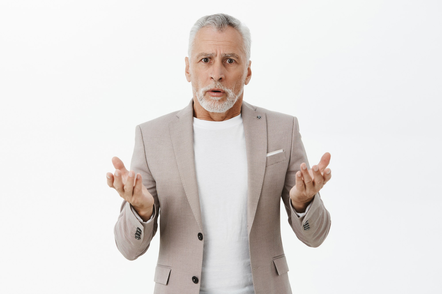 Un uomo anziano dall'aria preoccupata | Fonte: Freepik