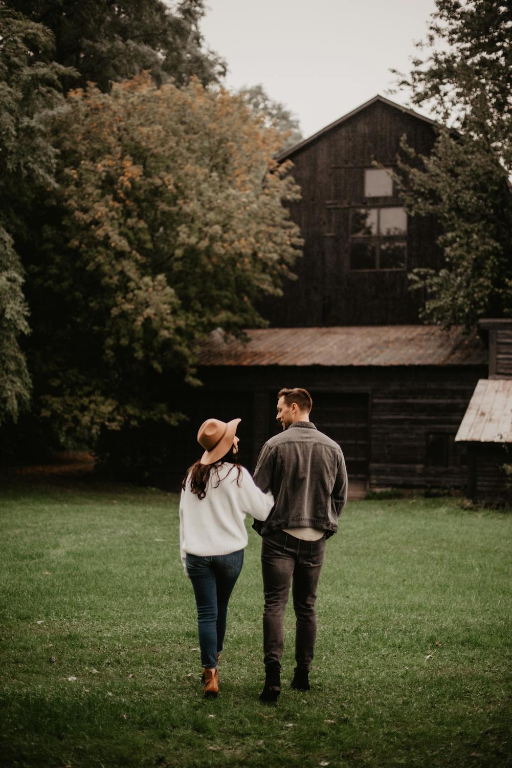 Una pareja feliz delante de su casa | Fuente: Pexels