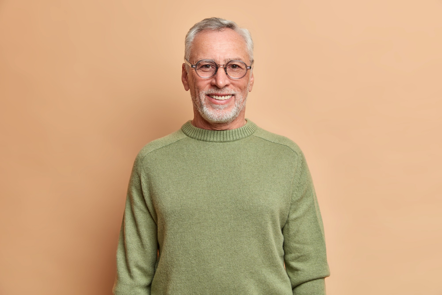 Un hombre encantado sonriendo | Fuente: Freepik