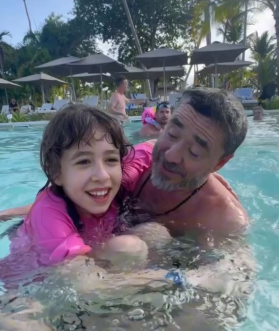 Pablo Granados junto a su nieta, Bernarda | Fuente: Instagram/miguegrana