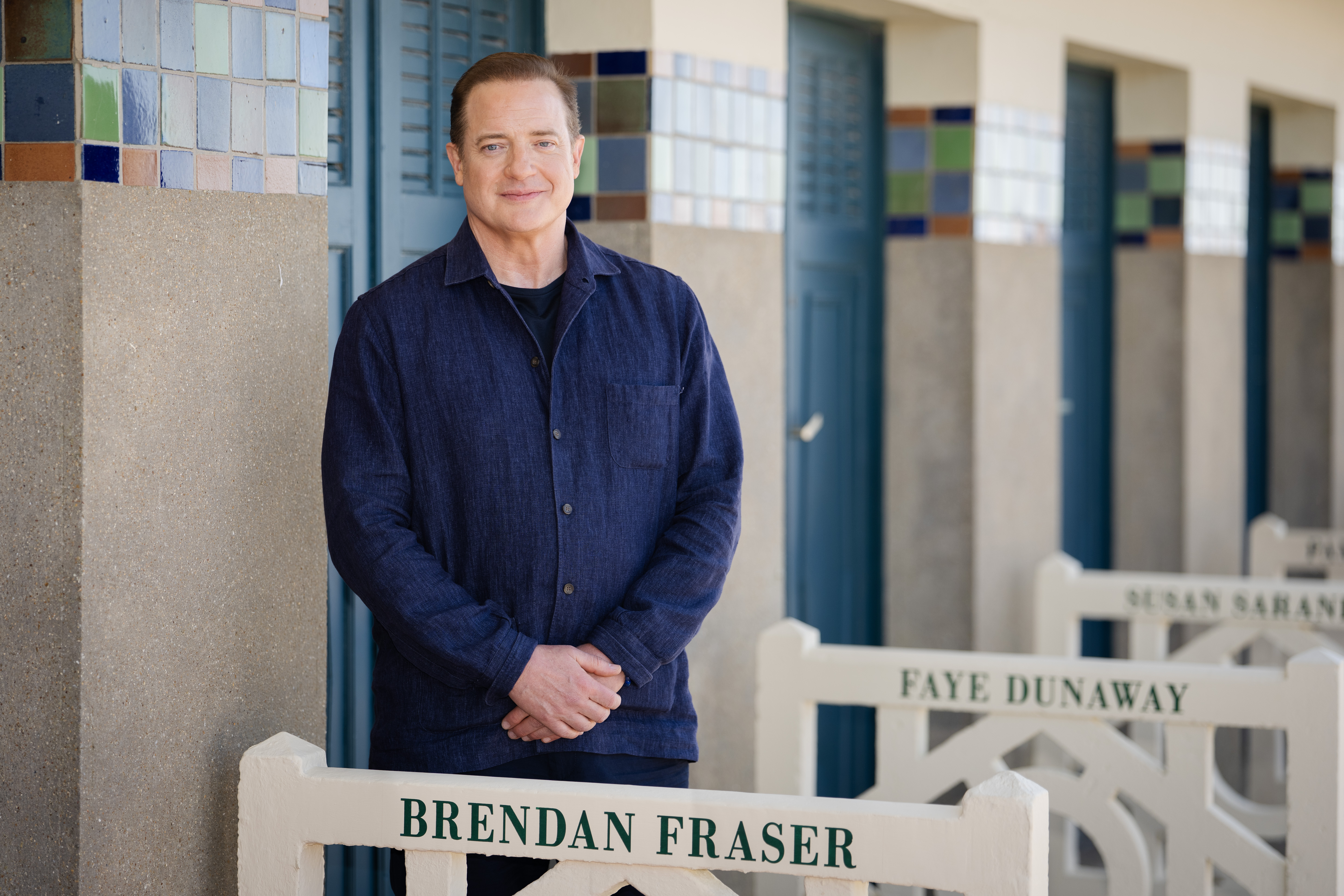 Brendan Fraser posa junto a una silla de director con su nombre en el Festival de Cine de Cannes de 2025, lo que marca otro capítulo en su increíble regreso a Hollywood. | Fuente: Getty Images.