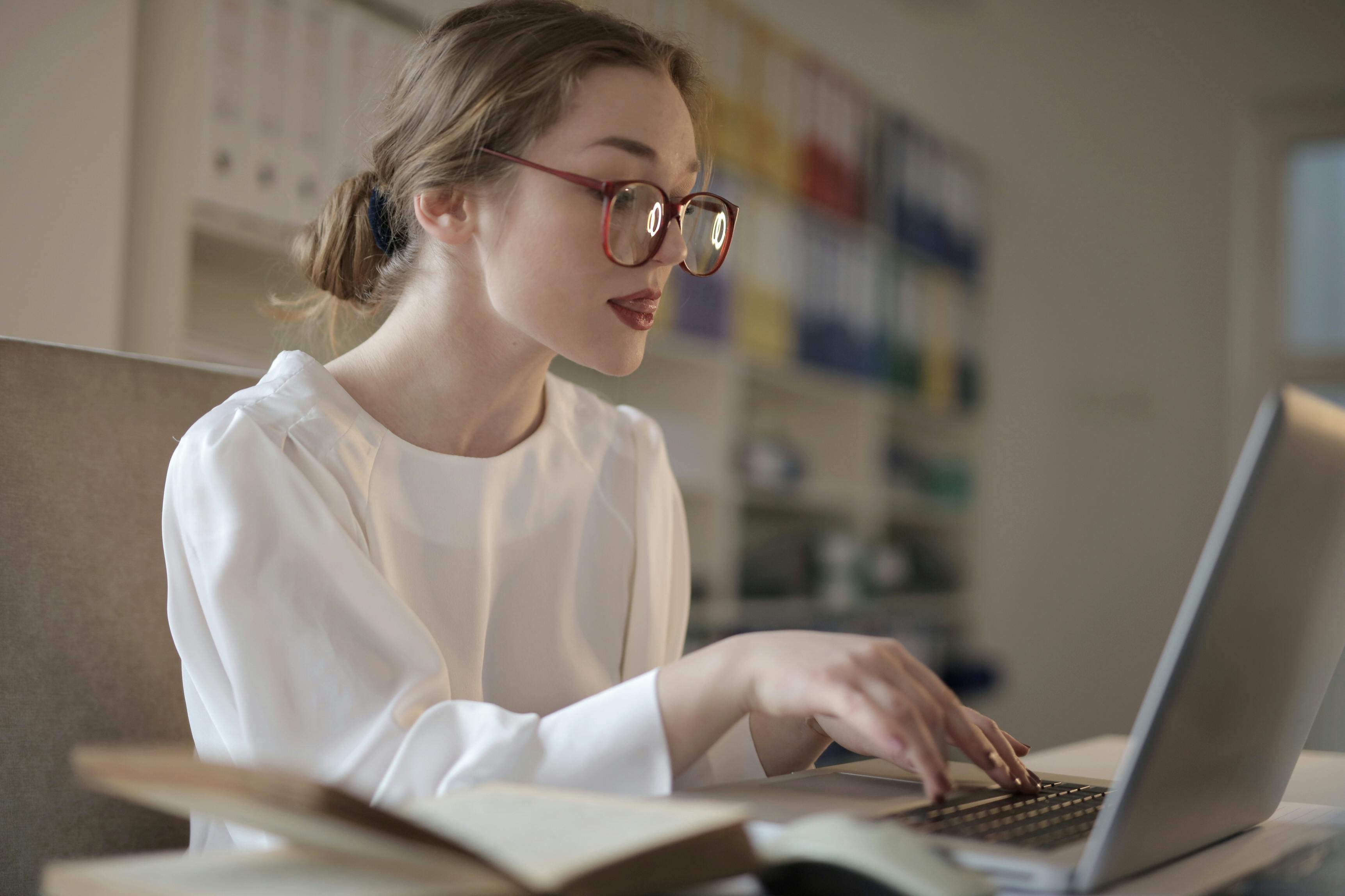 Una mujer utilizando un ordenador portátil | Fuente: Pexels