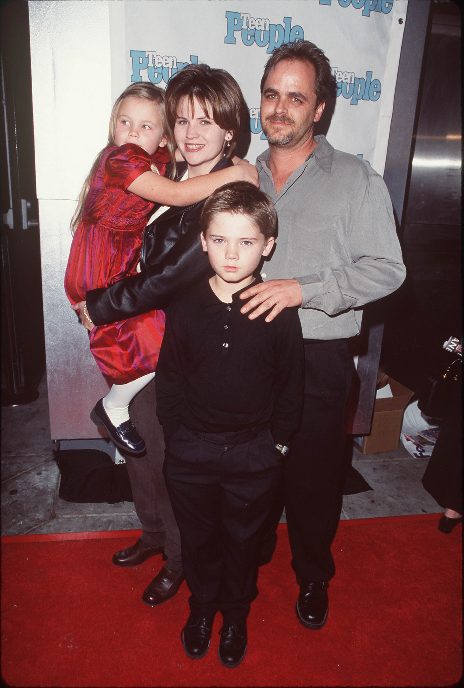 Jake Lloyd con su familia en Los Ángeles, California, el 6 de enero de 1999 | Foto: Getty Images