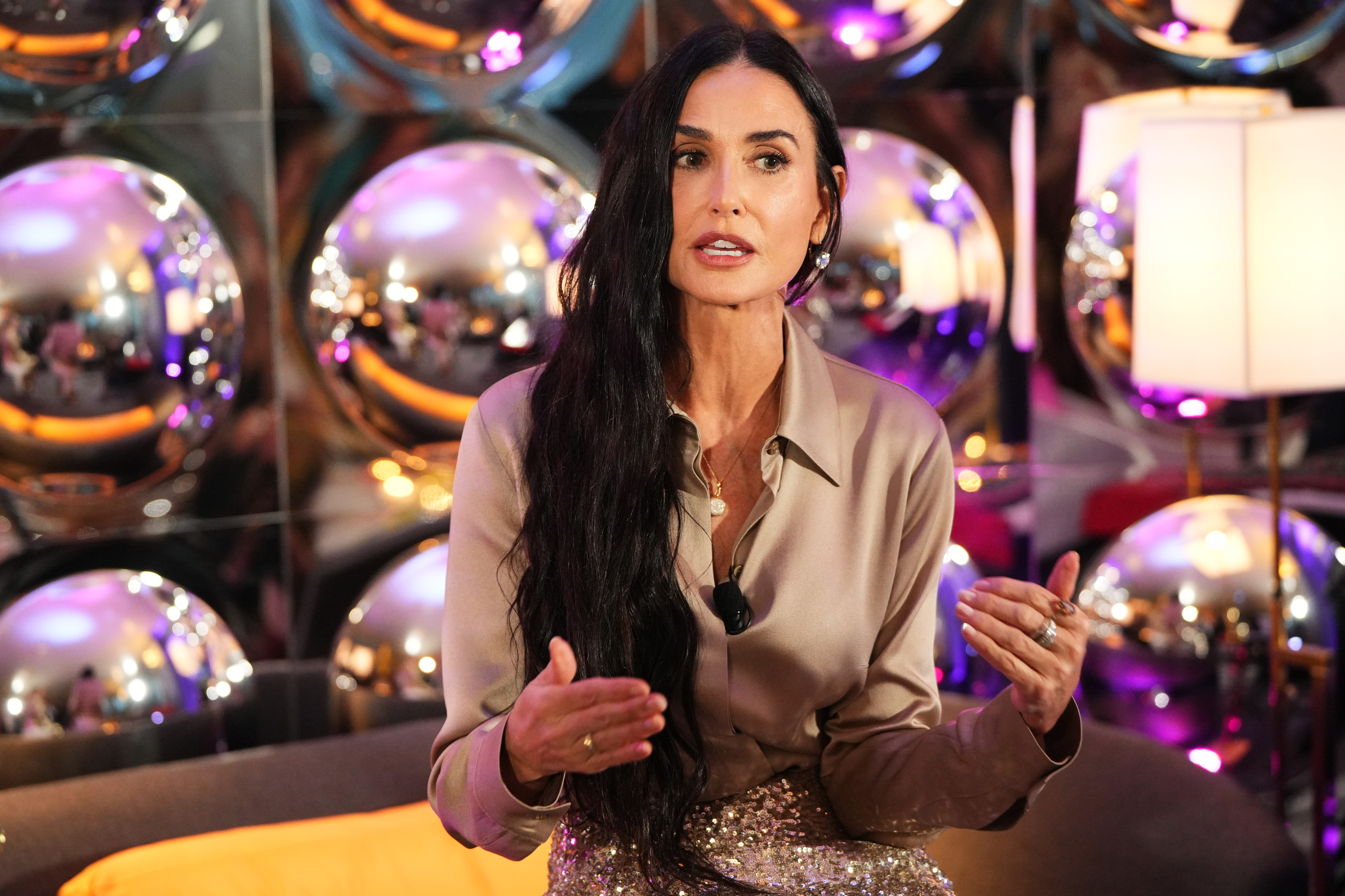 Demi Moore habla durante un acto benéfico del Museo Nacional de Historia de las Mujeres el 24 de junio de 2024 | Fuente: Getty Images