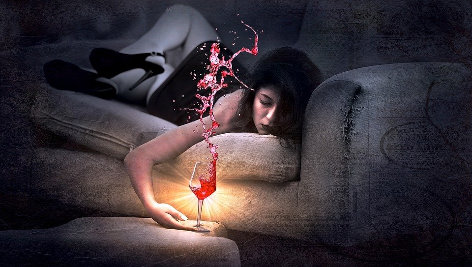 Mujer triste y tomando vino. | Foto: Pixabay