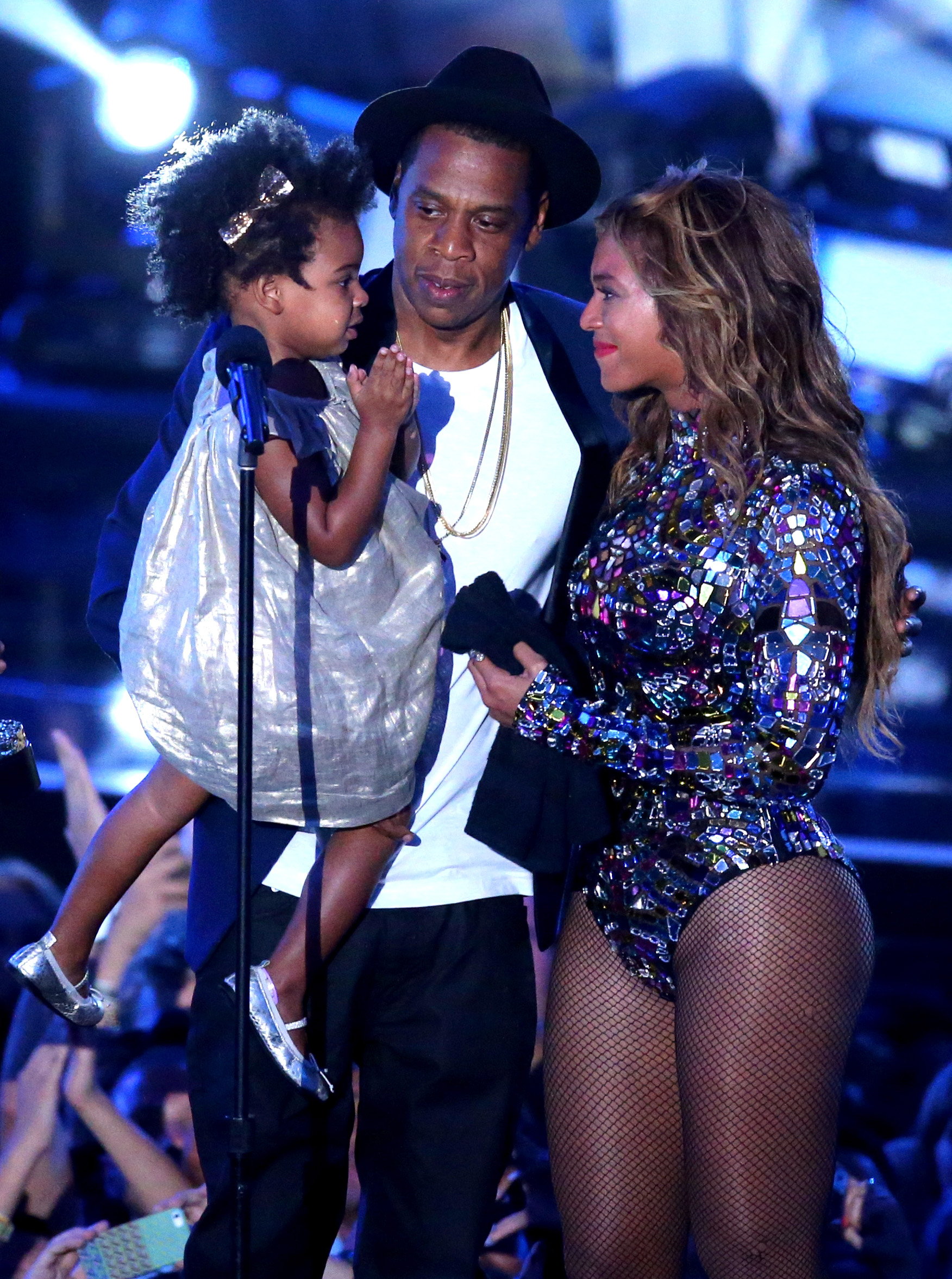 Jay-Z, Beyonce y Blue Ivy Carter en el escenario durante los MTV Video Music Awards el 24 de agosto de 2014 en Inglewood, California. | Fuente: Getty Images