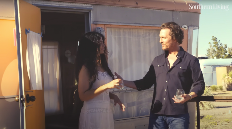 Camila Alves y Matthew McConaughey durante su entrevista en Southern Living, publicada el 7 de marzo de 2024 | Fuente: YouTube/Southern Living