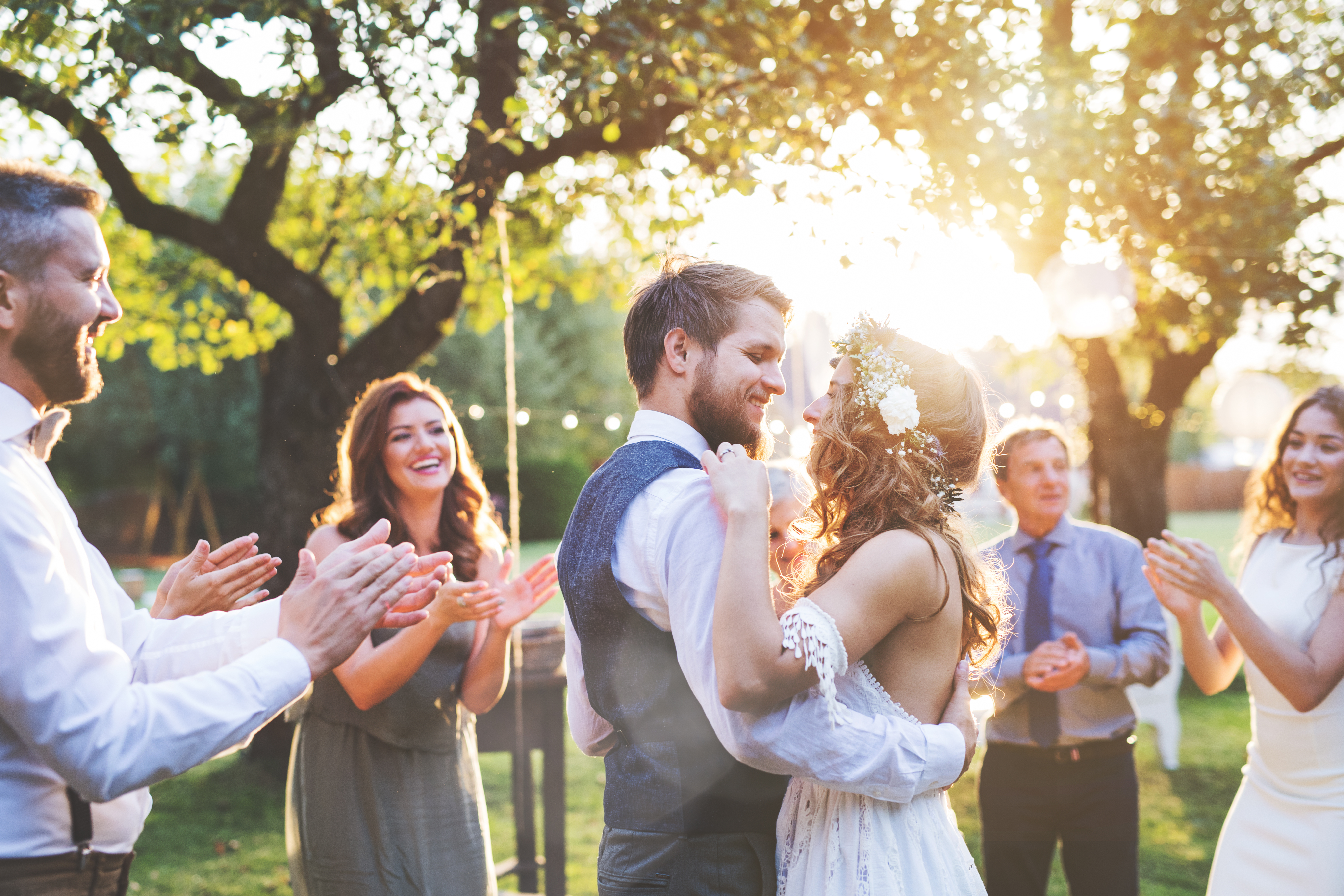 Una pareja feliz rodeada de sus seres queridos | Foto: Shutterstock
