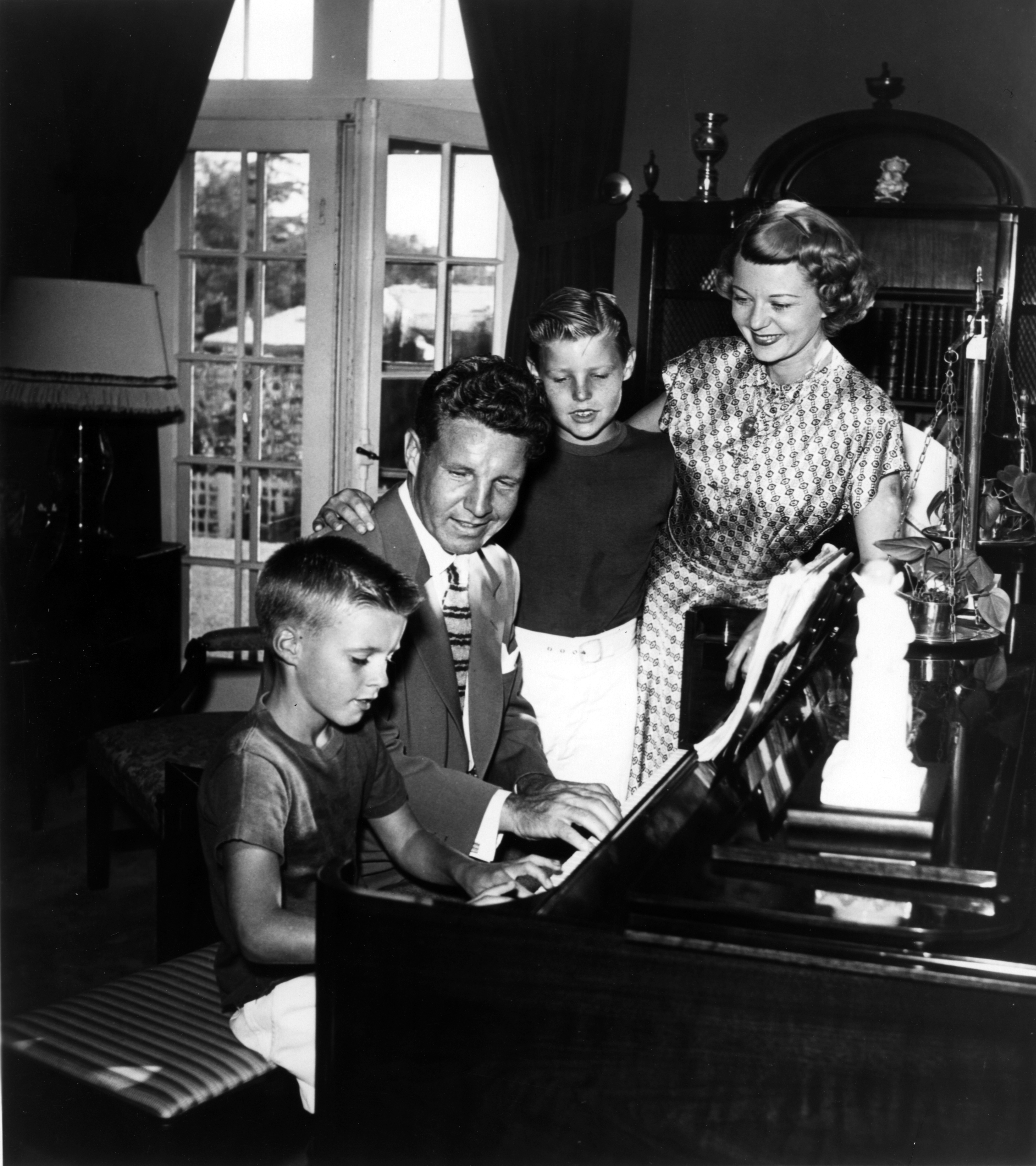 Retrato familiar del cantante publicado en 1946 | Foto: Getty Images