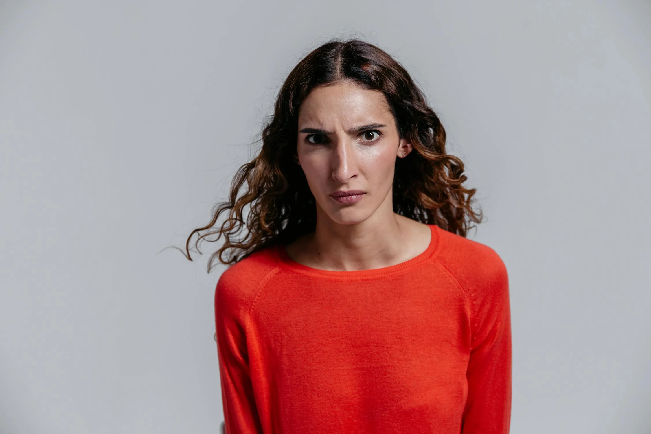 Una mujer enfadada mirando a la cámara | Fuente: Pexels