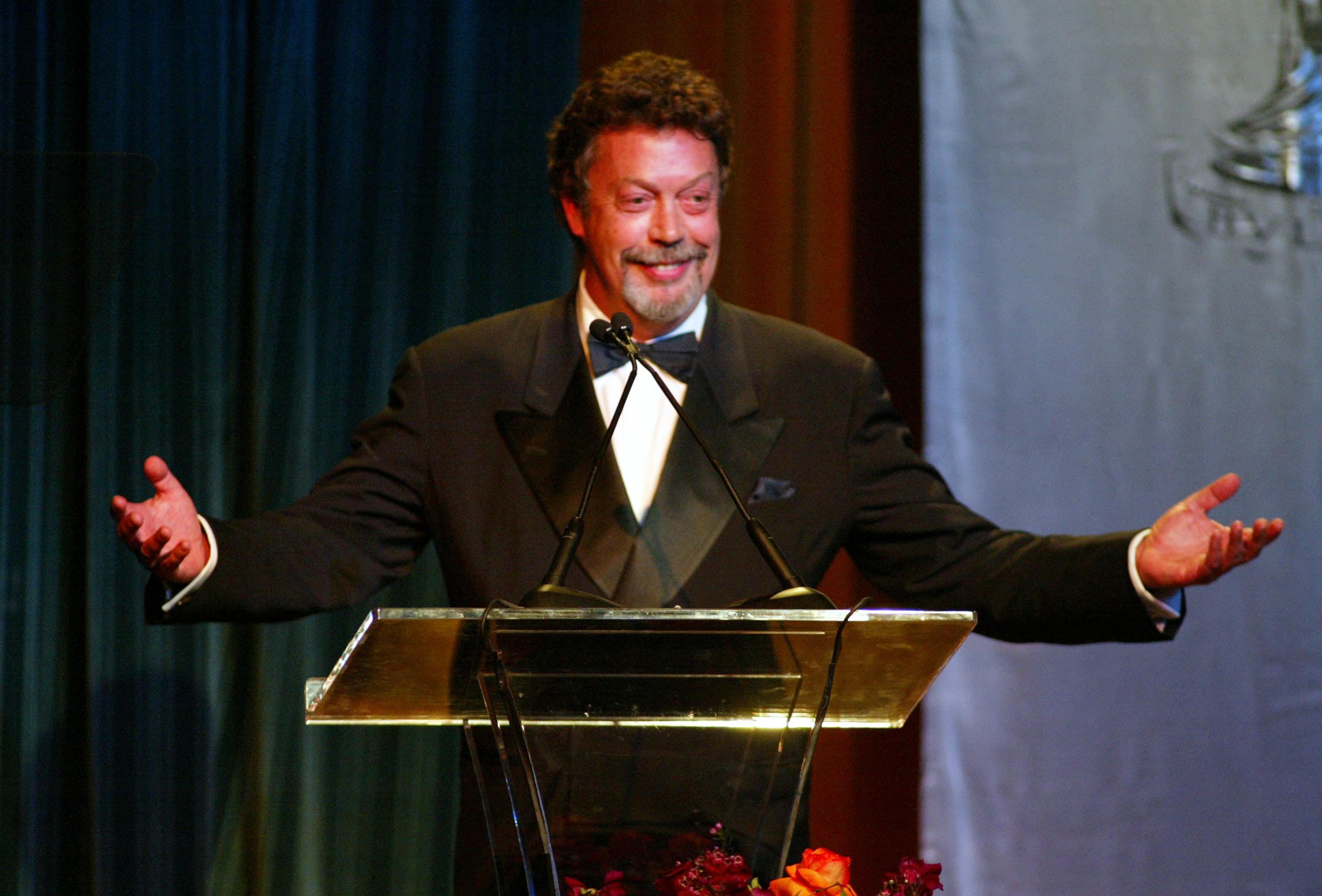 El actor Tim Curry presenta el premio a la Excelencia en el Cine, Contemporáneo durante la 5ª edición de los Premios Anuales del Gremio de Diseñadores de Vestuario en el Hotel Beverly Wilshire el 16 de marzo de 2003 en Beverly Hills, California.  | Fuente: Getty Images