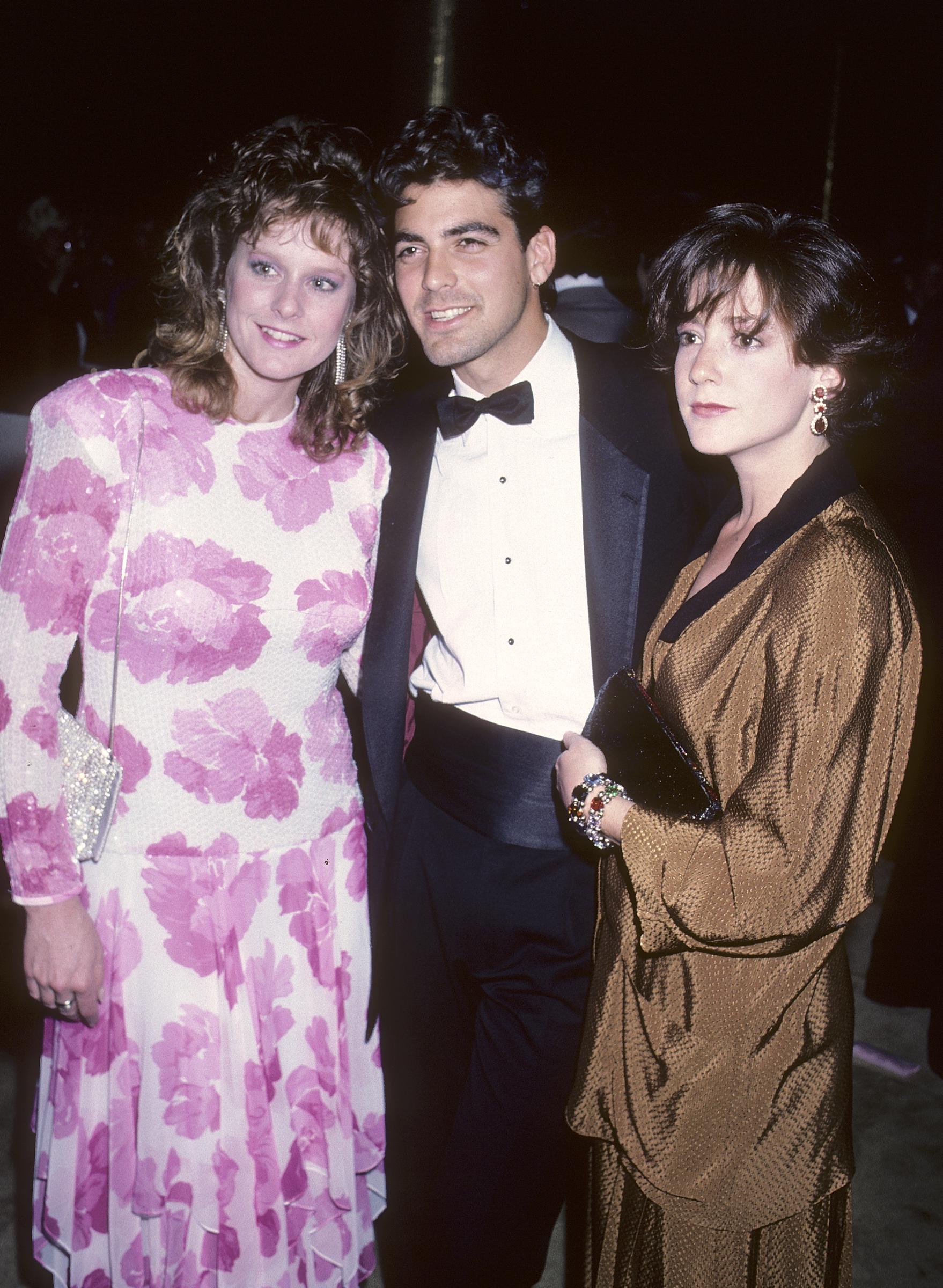 George Clooney y Talia Balsam asisten al Primer Saludo Anual de los Cantantes a la Canción de Autor con un amigo el 7 de abril de 1986 | Fuente: Getty Images