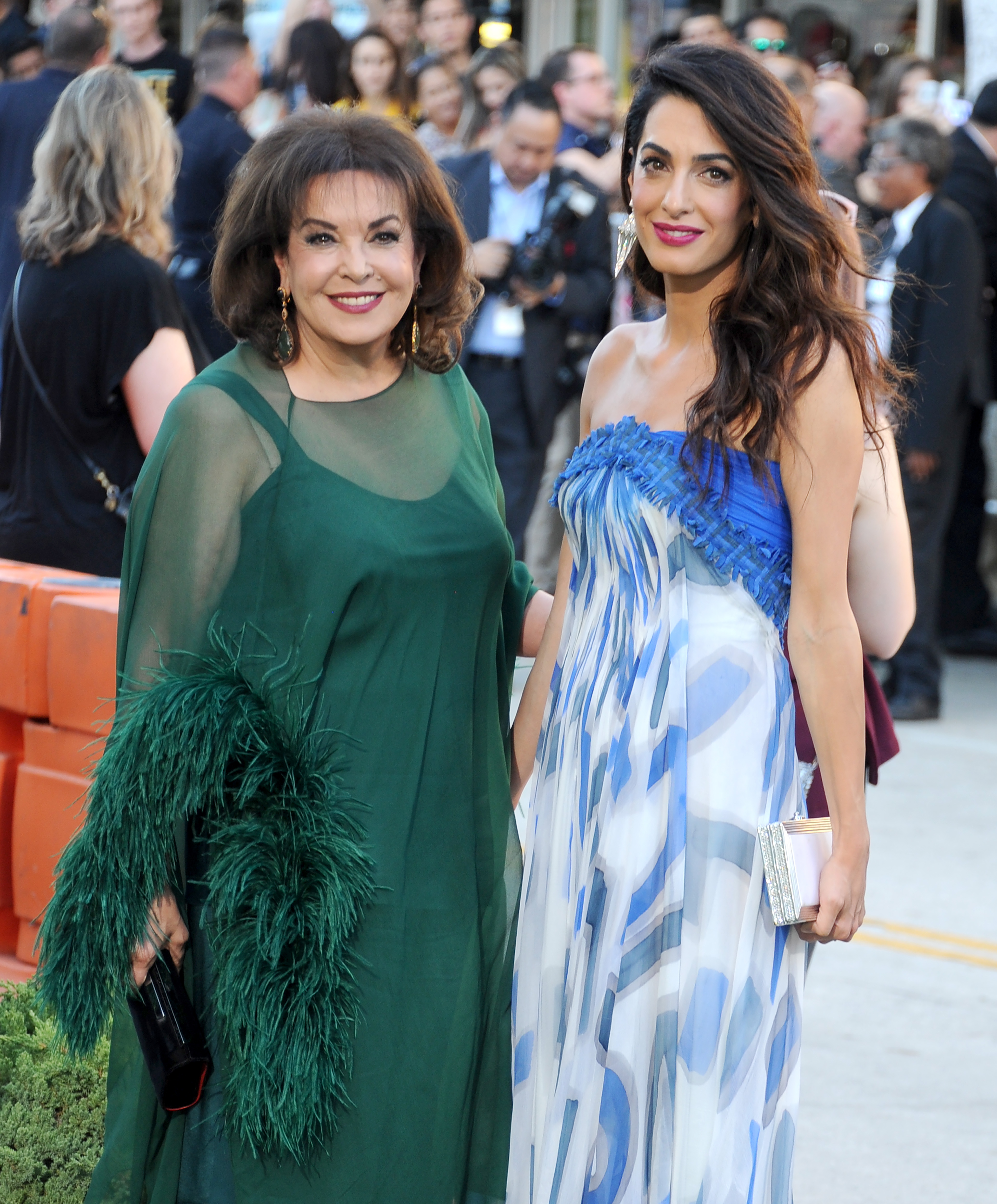 Amal Clooney y Baria Alamuddin llegan al estreno de "Suburbicon" en Westwood, California, el 22 de octubre de 2017 | Fuente: Getty Images