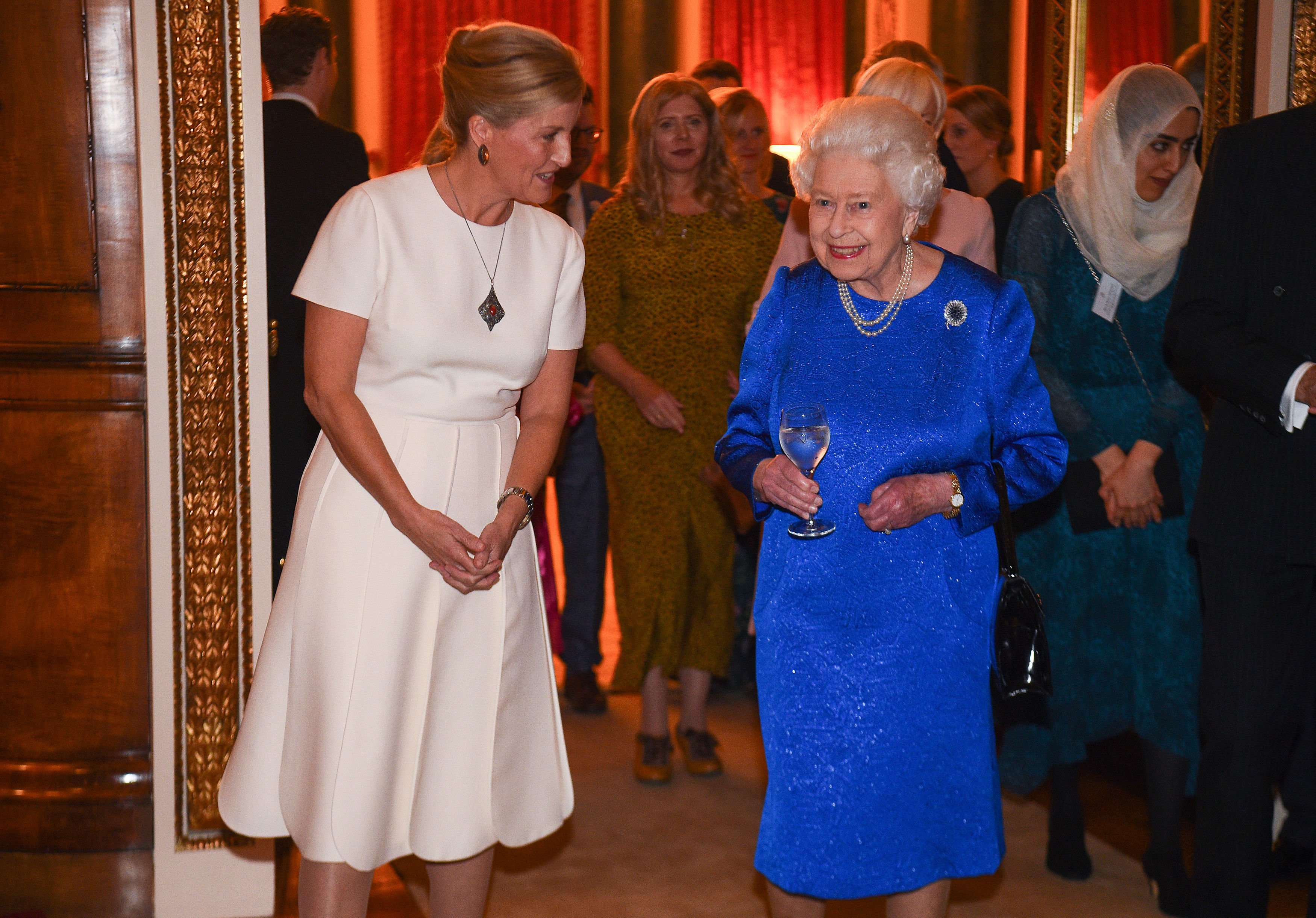 La reina Elizabeth II y Sophie, condesa de Wessex, asisten a una recepción en el Palacio de Buckingham en Londres el 29 de octubre de 2019. | Foto: Getty Images