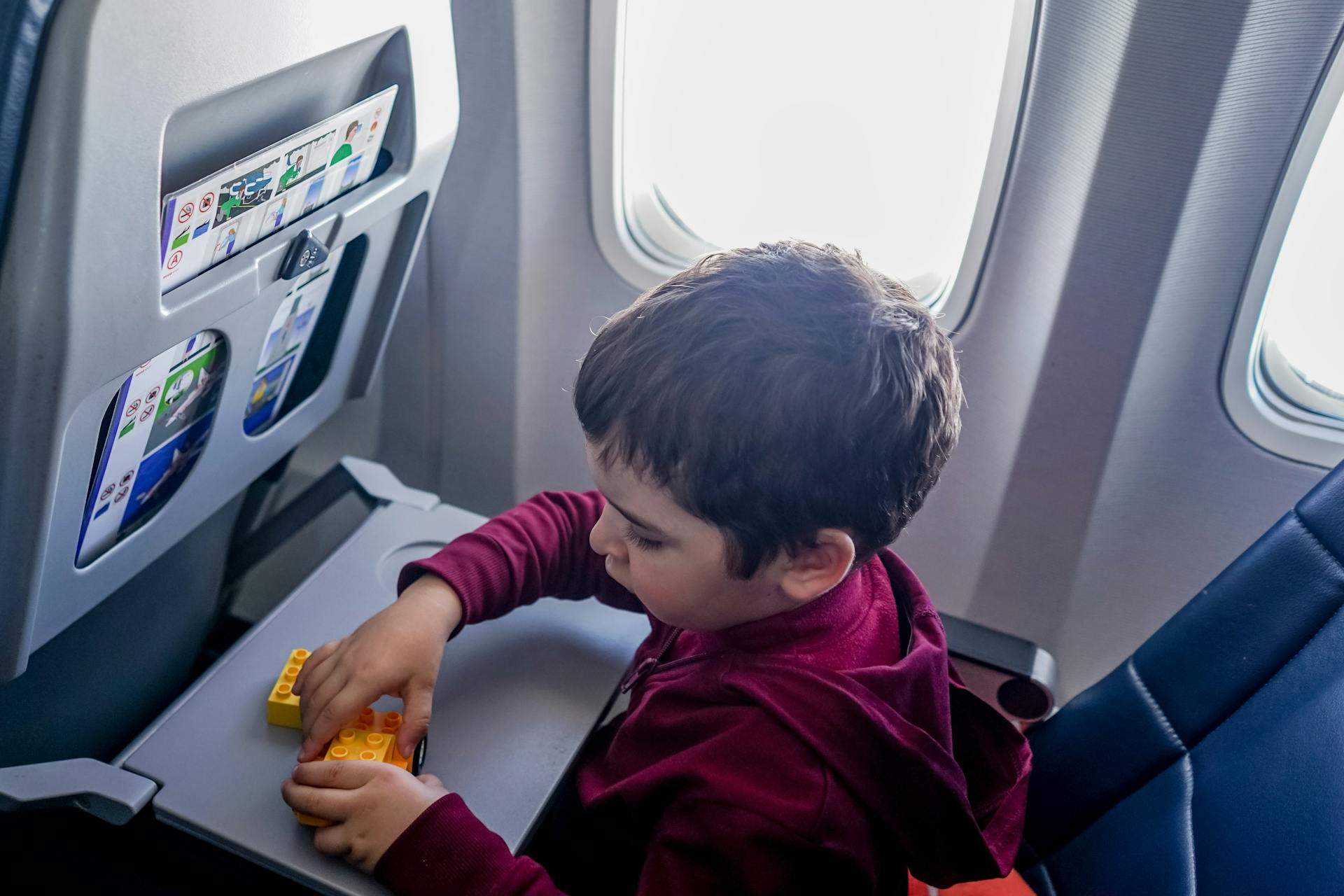 Un niño jugando con sus juguetes durante un vuelo | Fuente: Pexels