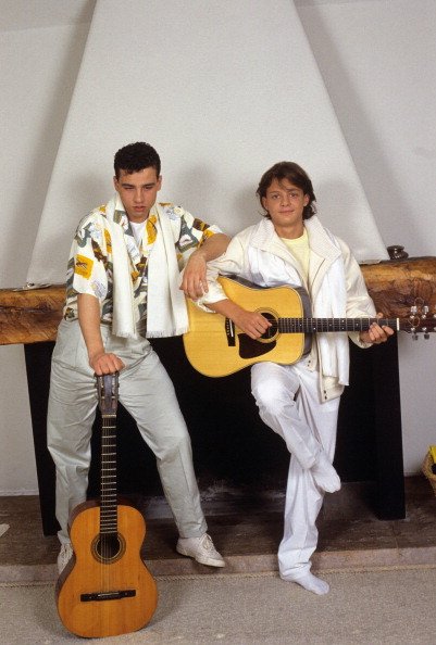 Luis Miguel y el cantante italiano Eros Ramazzotti posan con sus guitarras en 1985. |  Foto: Getty Images