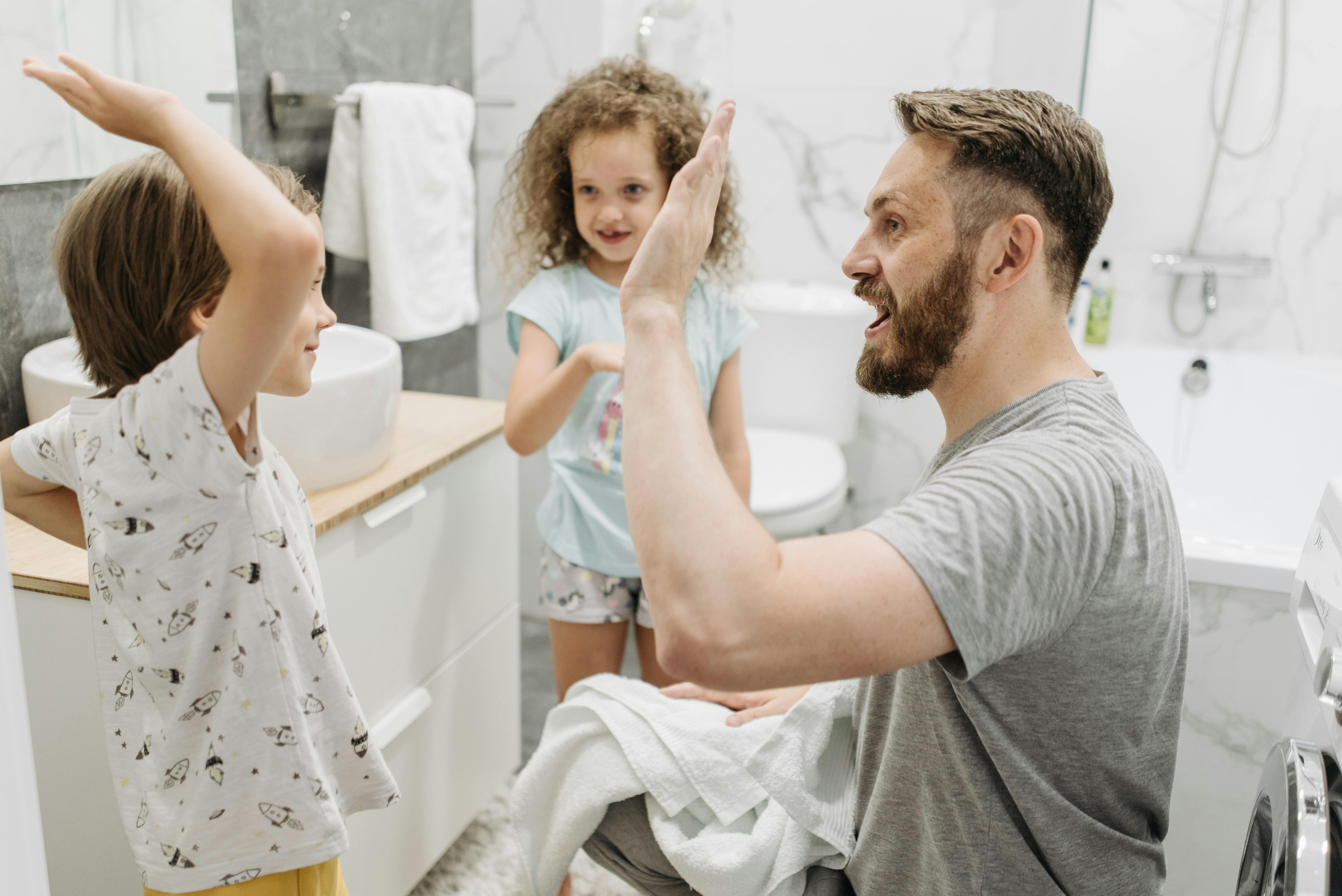 Un hombre feliz con sus hijos | Fuente: Pexels