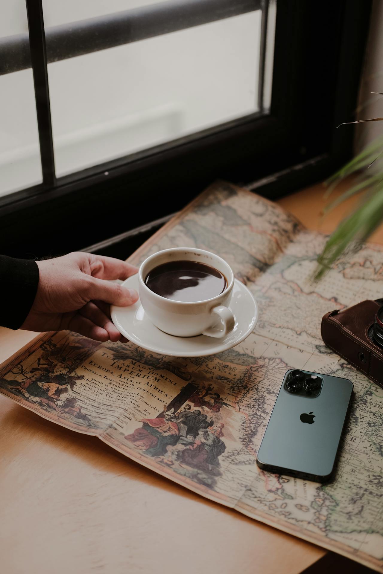 Primer plano de un hombre sujetando una taza de café | Fuente: Pexels