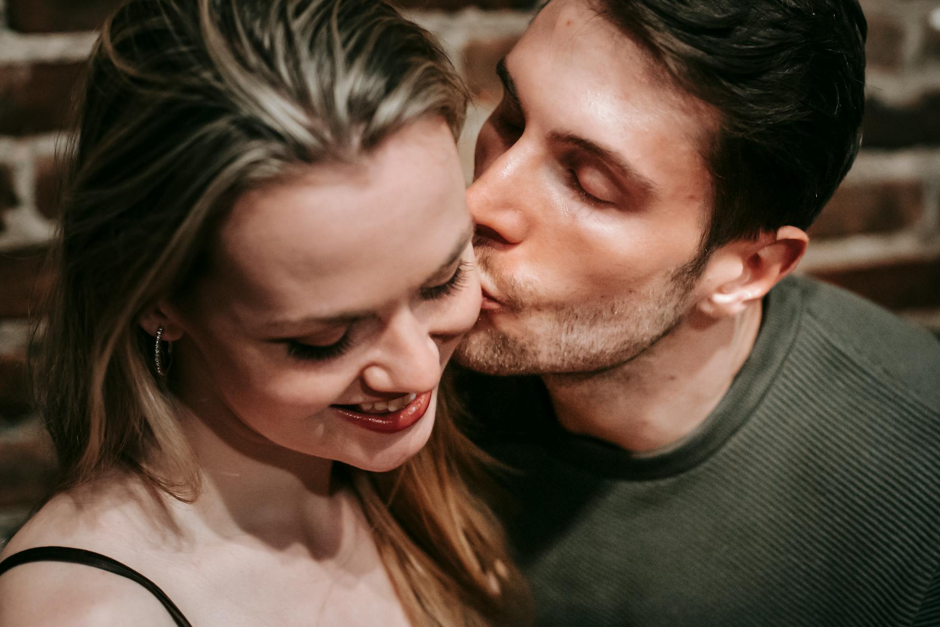 Un hombre besa a su novia en la mejilla | Fuente: Pexels
