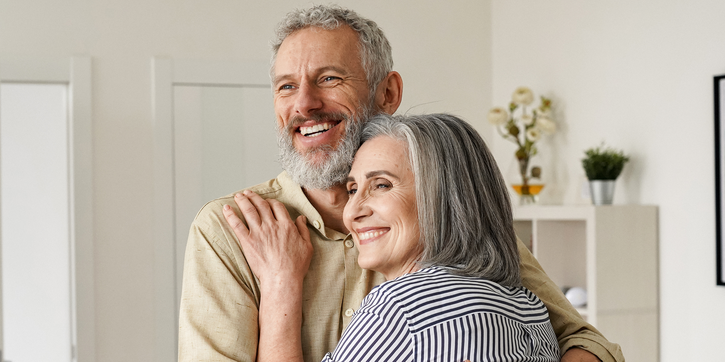 Una pareja de ancianos emocionada y alegre | Fuente: Shutterstock