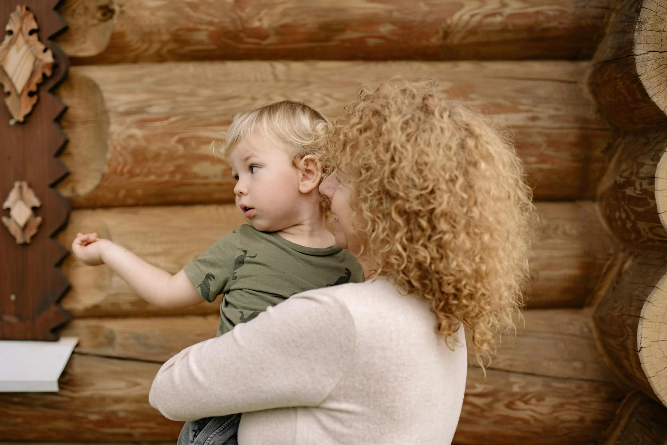 Una abuela con un niño pequeño en brazos | Fuente: Pexels