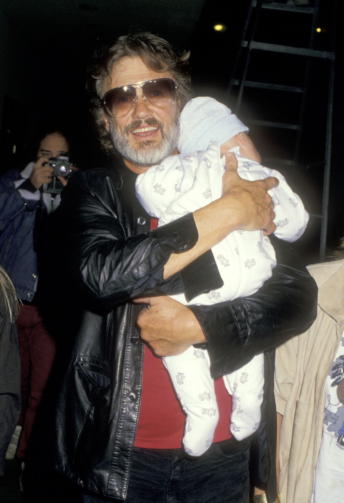 Kris y Johnny Kristofferson en el estreno de "Walker" en Los Ángeles el 2 de diciembre de 1987. | Fuente: Getty Images