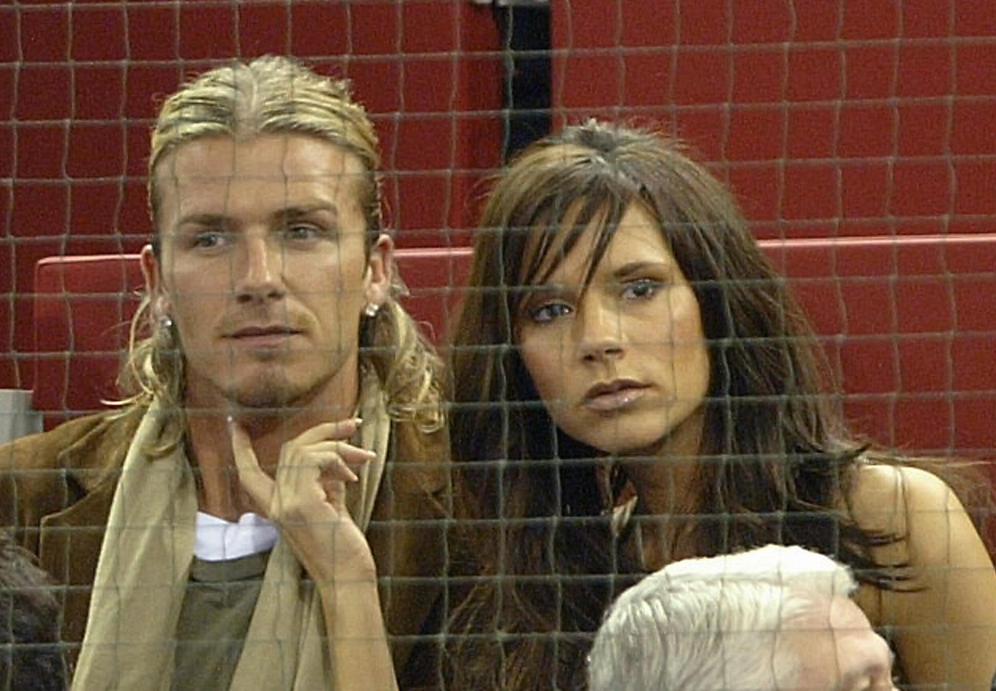 David Beckham y Victoria Beckham ven el partido Masters Series entre el español Juan Carlos Ferrero y el sudafricano Wayne Ferreira en Madrid el 15 de octubre de 2003 | Foto: Getty Images
