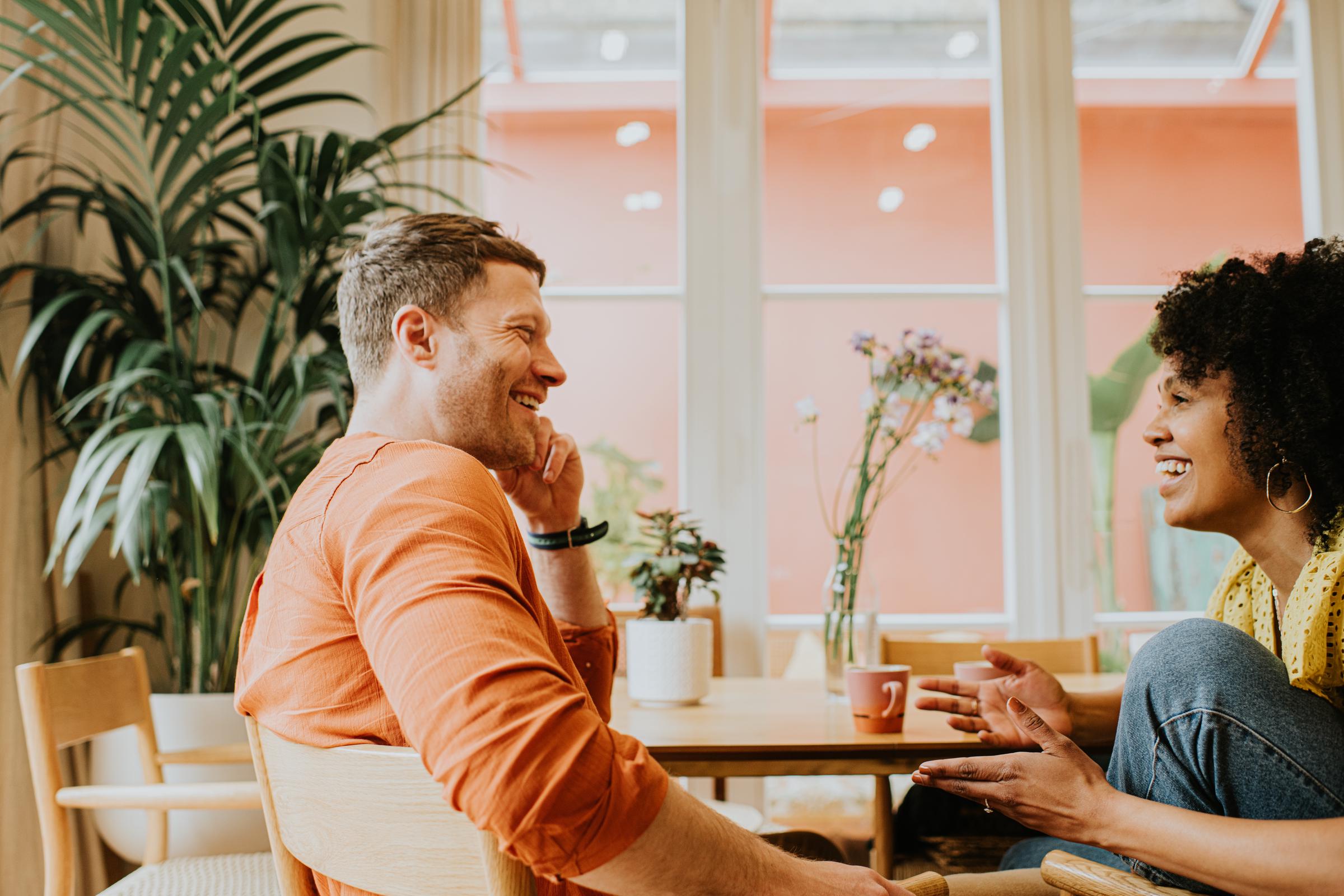 Pareja conversando mientras toman un café | Fuente: Getty Images