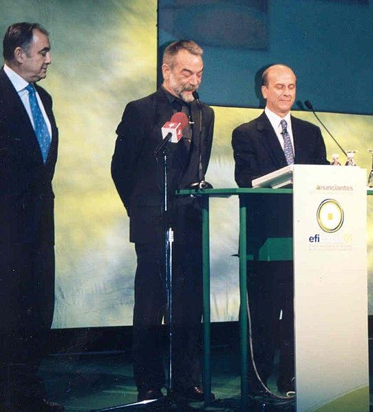 Juan Ramón Plana presentando los I Premios Eficacia 2001, con Juan José Gómez Lagares e Ignacio Salas. | Imagen: Wikipedia