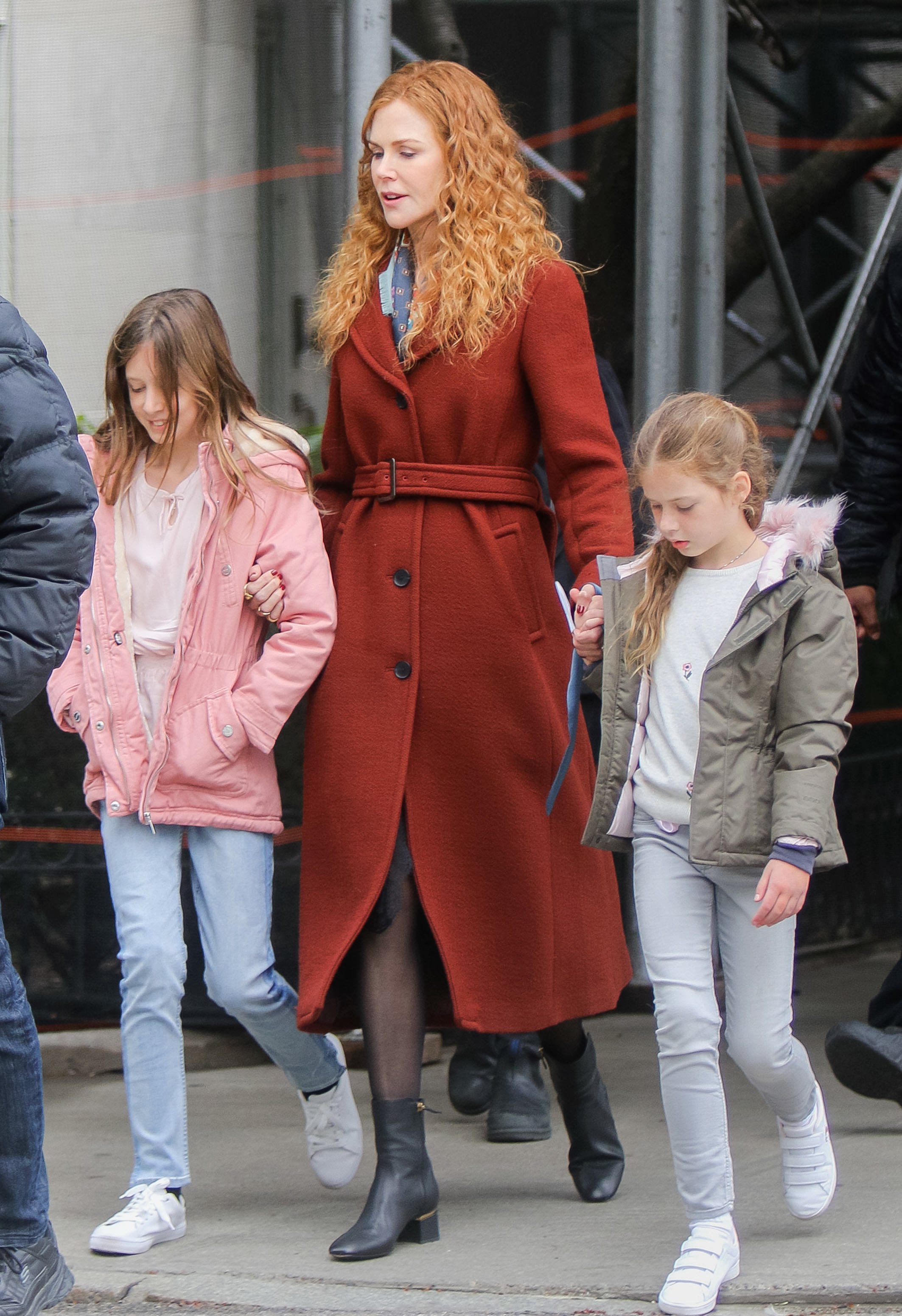 Nicole Kidman con sus hijas, Sunday Rose Kidman Urban y Faith Margaret Kidman Urban, el 29 de marzo de 2019 en Nueva York. | Foto: Getty Images