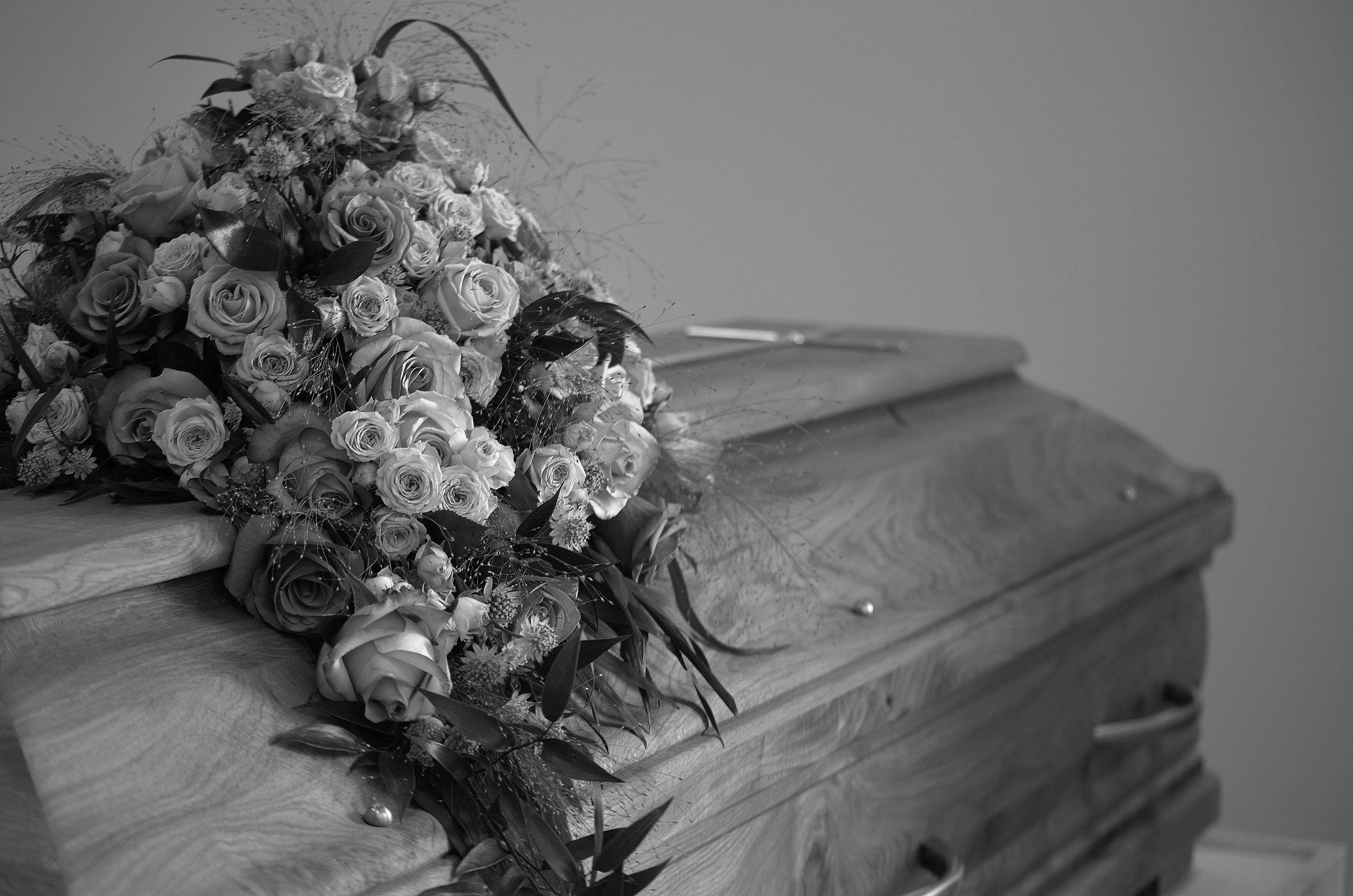 Foto en blanco y negro de un ataúd | Foto: Pexels