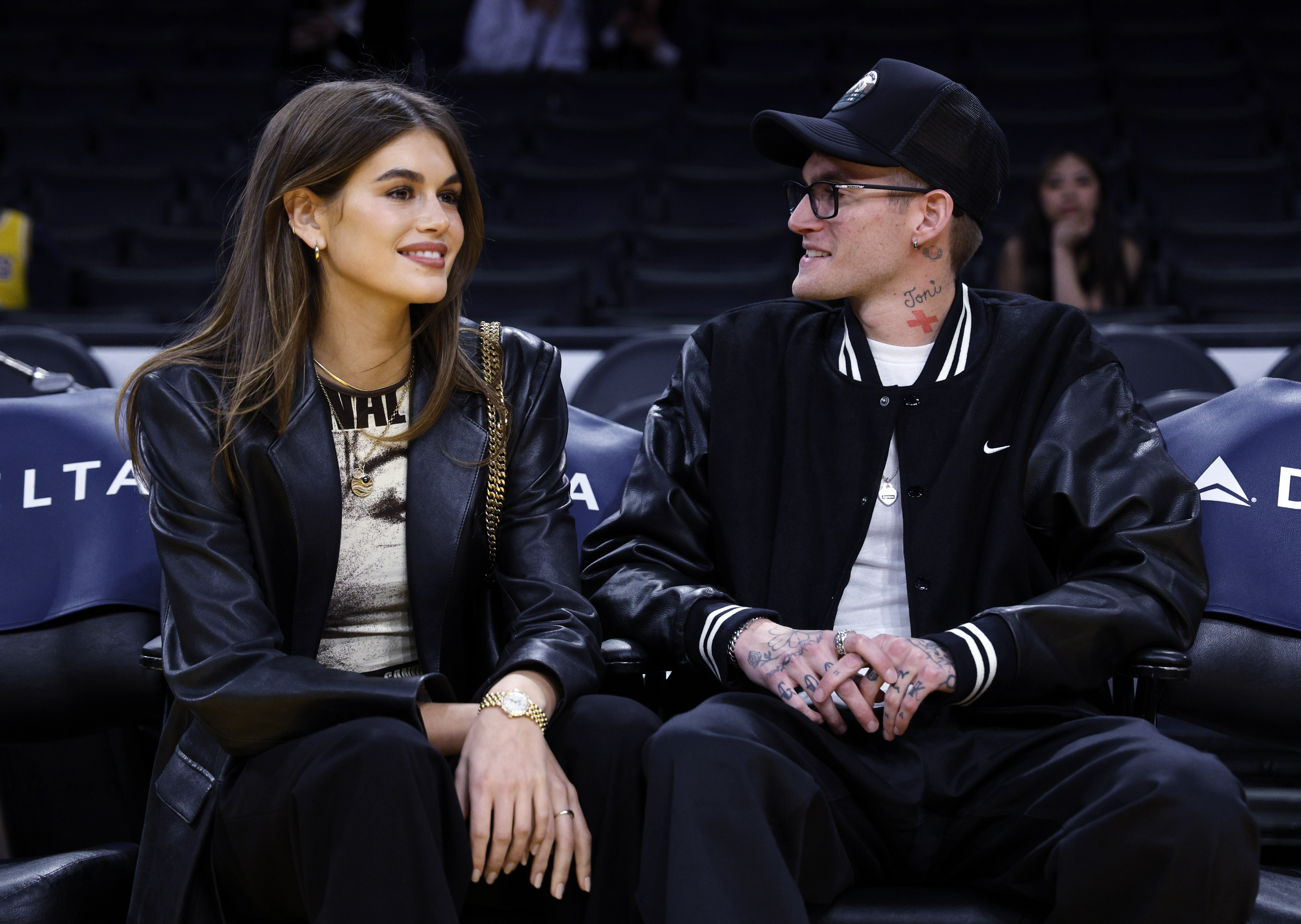 Kaia y Presley asistieron juntos a un partido de los Lakers de Los Ángeles el 23 de febrero de 2024. Más tarde, Kaia habló de cómo las dificultades de su hermano afectaron a su familia y determinaron el papel que ella asumió dentro de ella. | Fuente: Getty Images