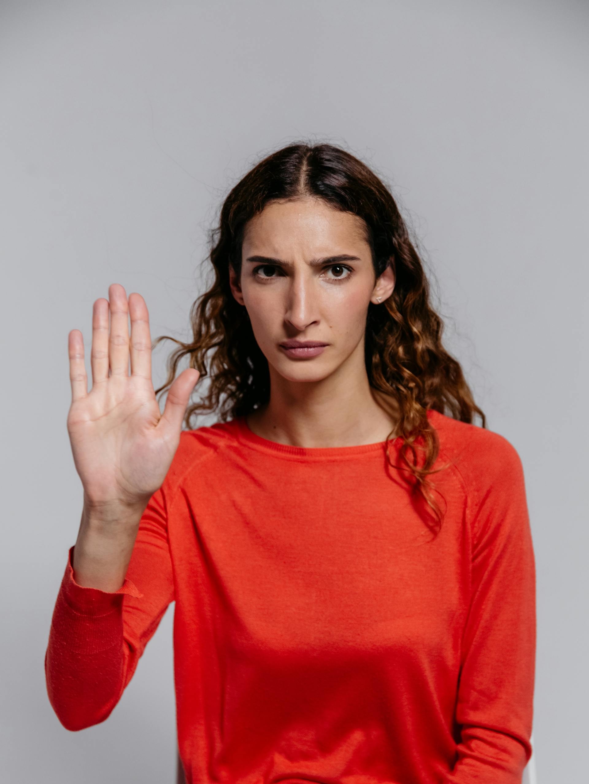 Una mujer levantando la mano | Fuente: Pexels