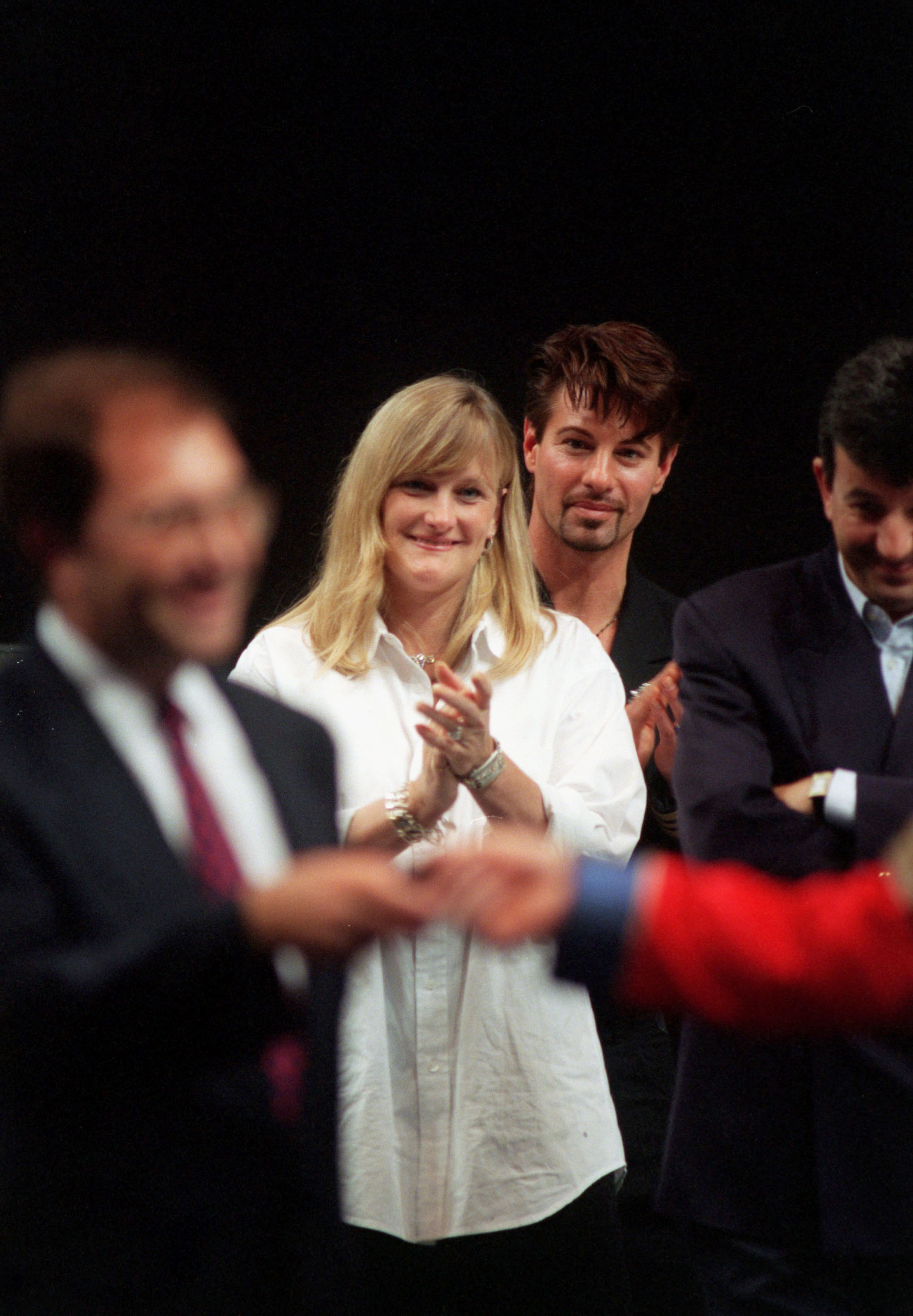 Debbie Rowe mira mientras Michael Jackson firma autógrafos para los fans el 10 de julio de 1997 en Sheffield, Inglaterra. | Fuente: Getty Images