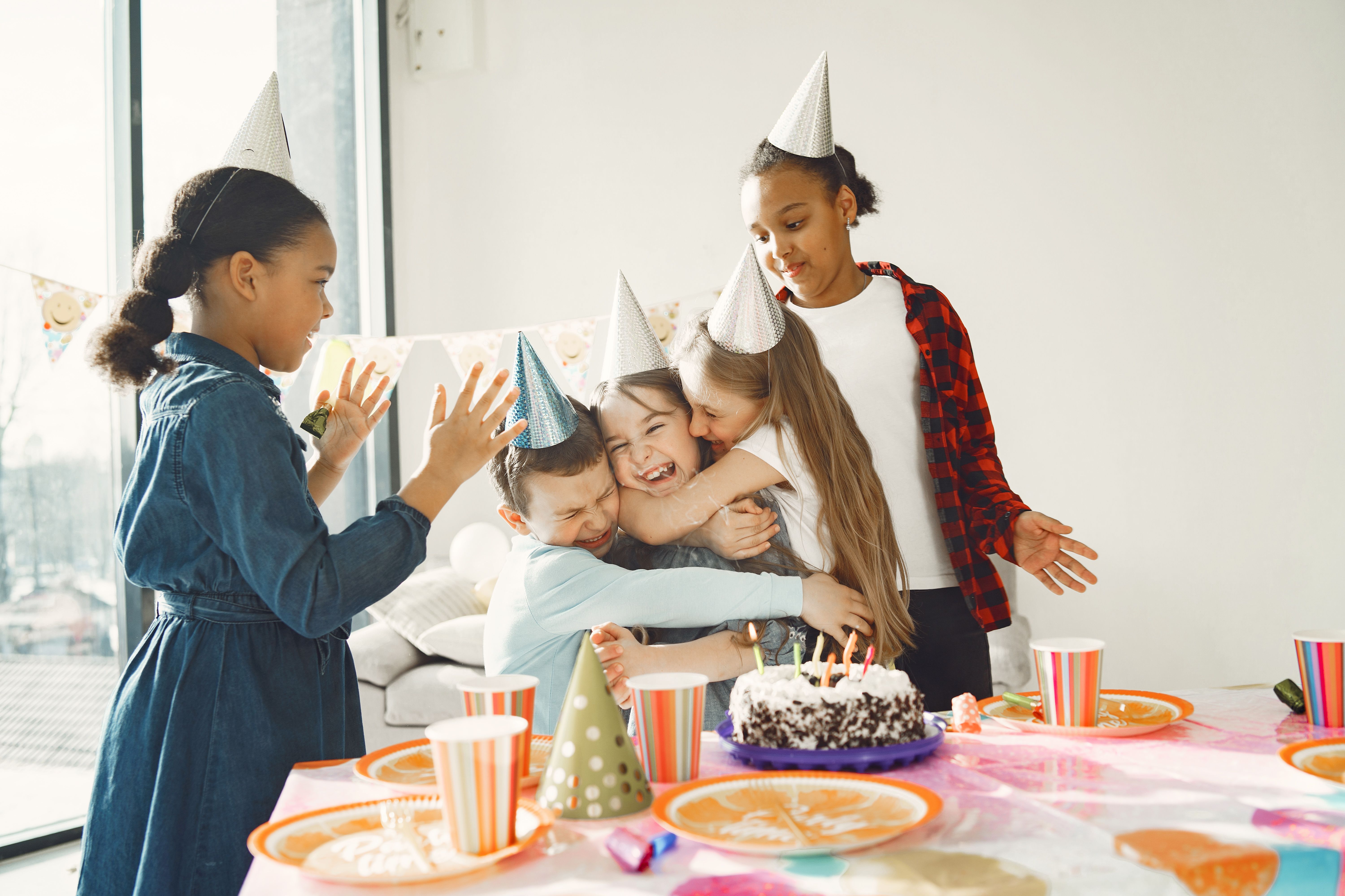 Un grupo de niños celebrando un cumpleaños | Fuente: Pexels