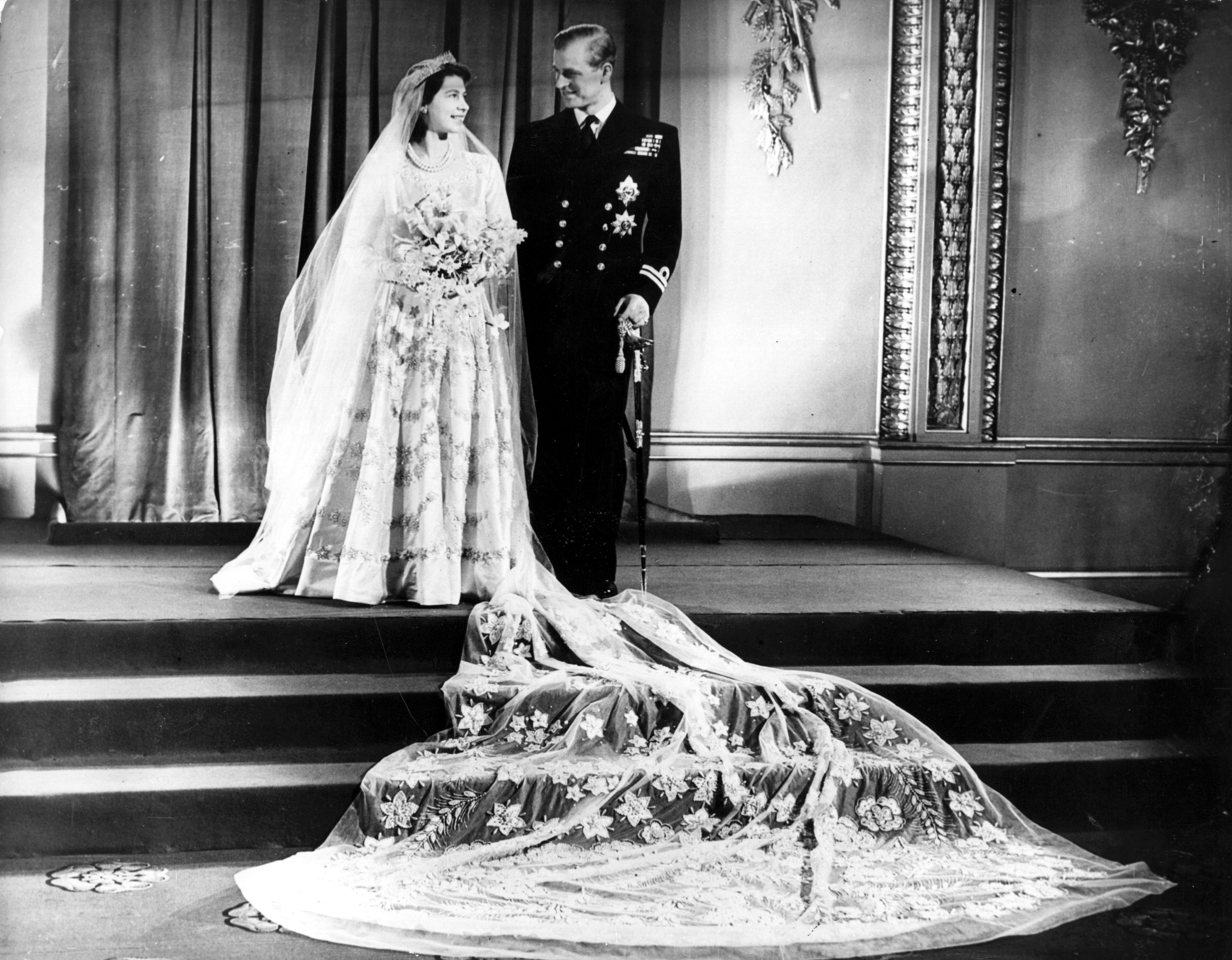 Elizabeth II con su esposo Philip, duque de Edimburgo, después de su matrimonio en 1947. | Foto: Getty Images