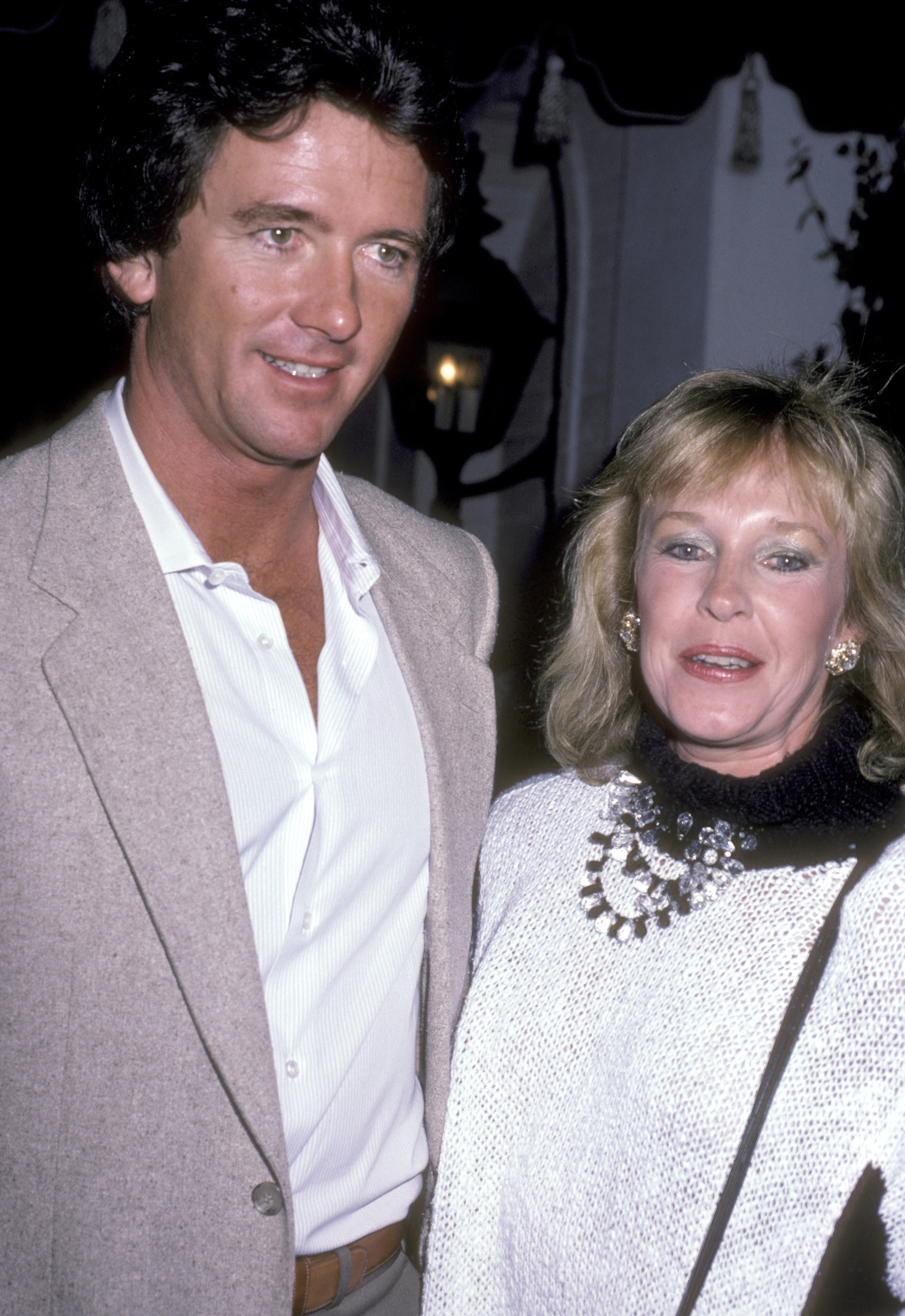 Patrick Duffy y su esposa Carlyn Rosser asisten a una fiesta para Glenn Larson el 23 de octubre de 1985 en el restaurante Chasen's en Beverly Hills, California | Foto: Getty Images