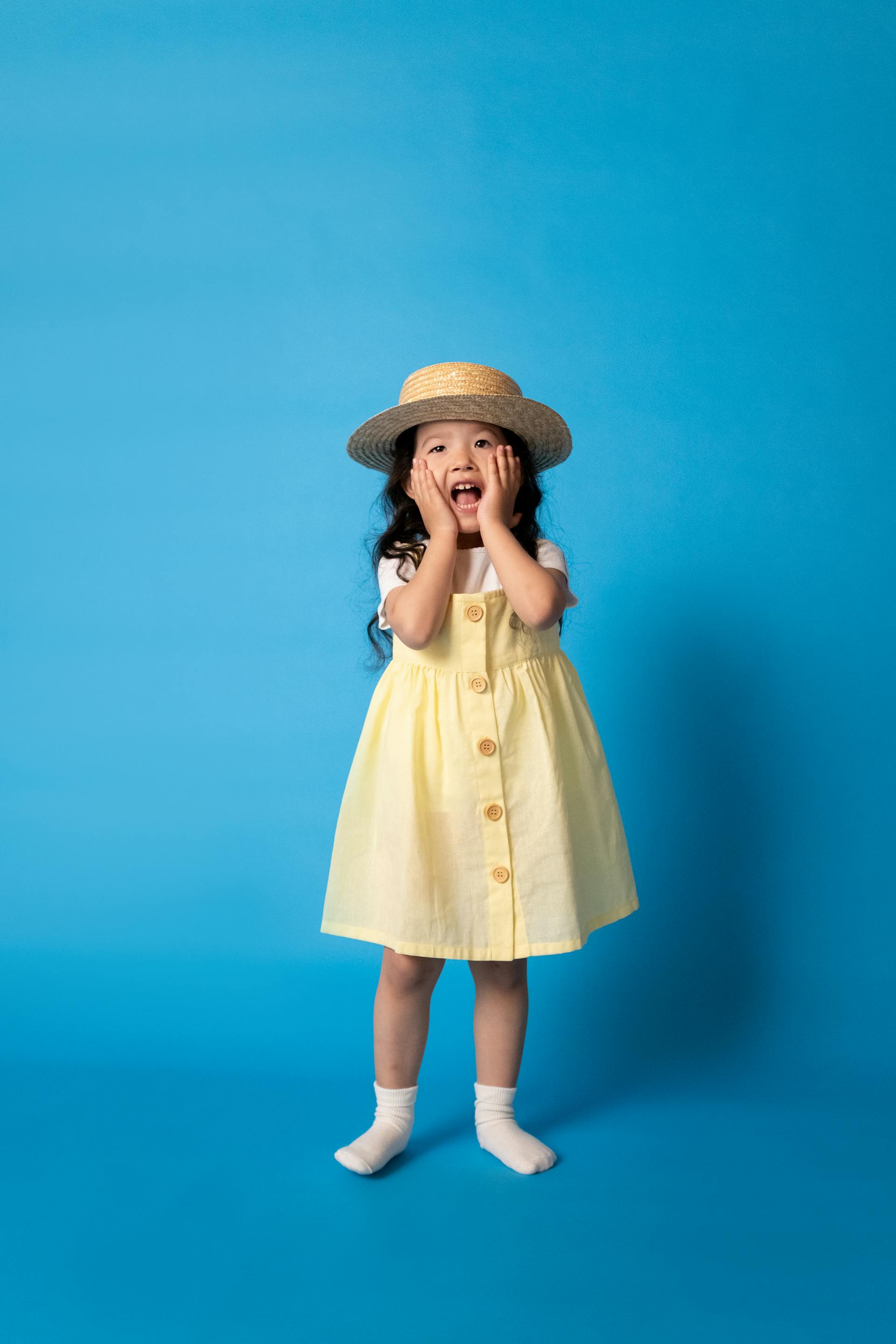 Una niña sujetándose las mejillas | Fuente: Pexels
