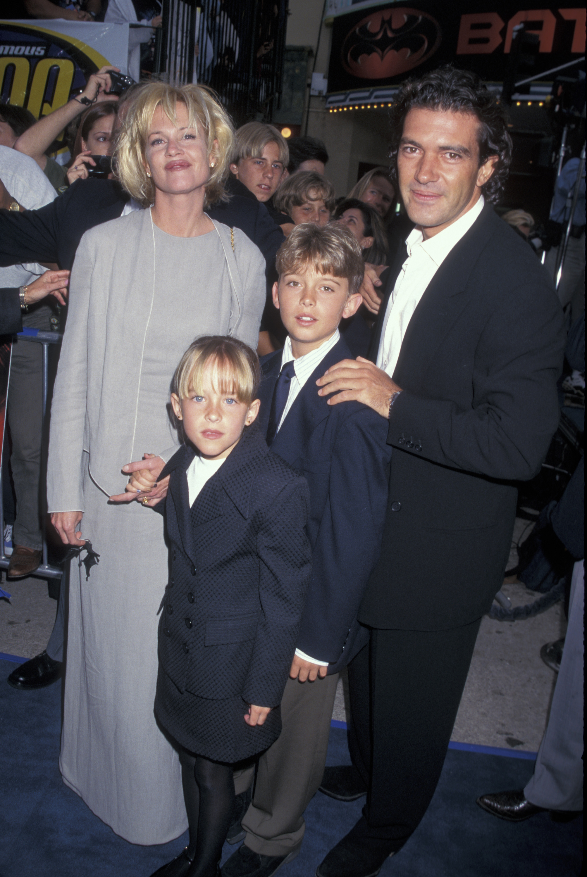 Melanie Griffith, Dakota Johnson, Alexander Bauer y Antonio Banderas en el estreno de "Batman & Robin" en Los Ángeles, el 12 de junio de 1997. | Foto: Getty Images