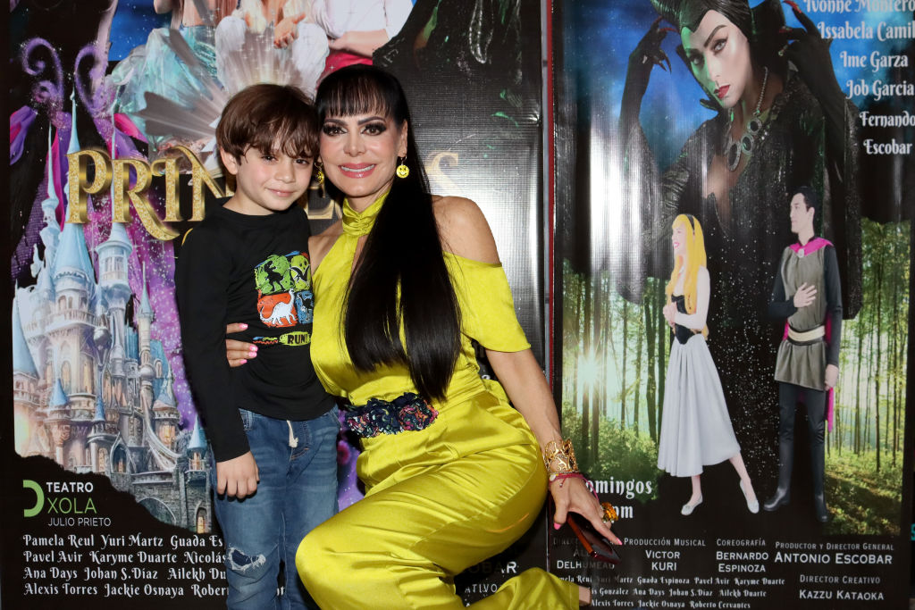 José Julián Figueroa y Maribel Guardia posan para fotos durante la alfombra roja del estreno de la obra "Princesas", el 13 de agosto de 2023 en Ciudad de México, México. | Foto: Getty Images