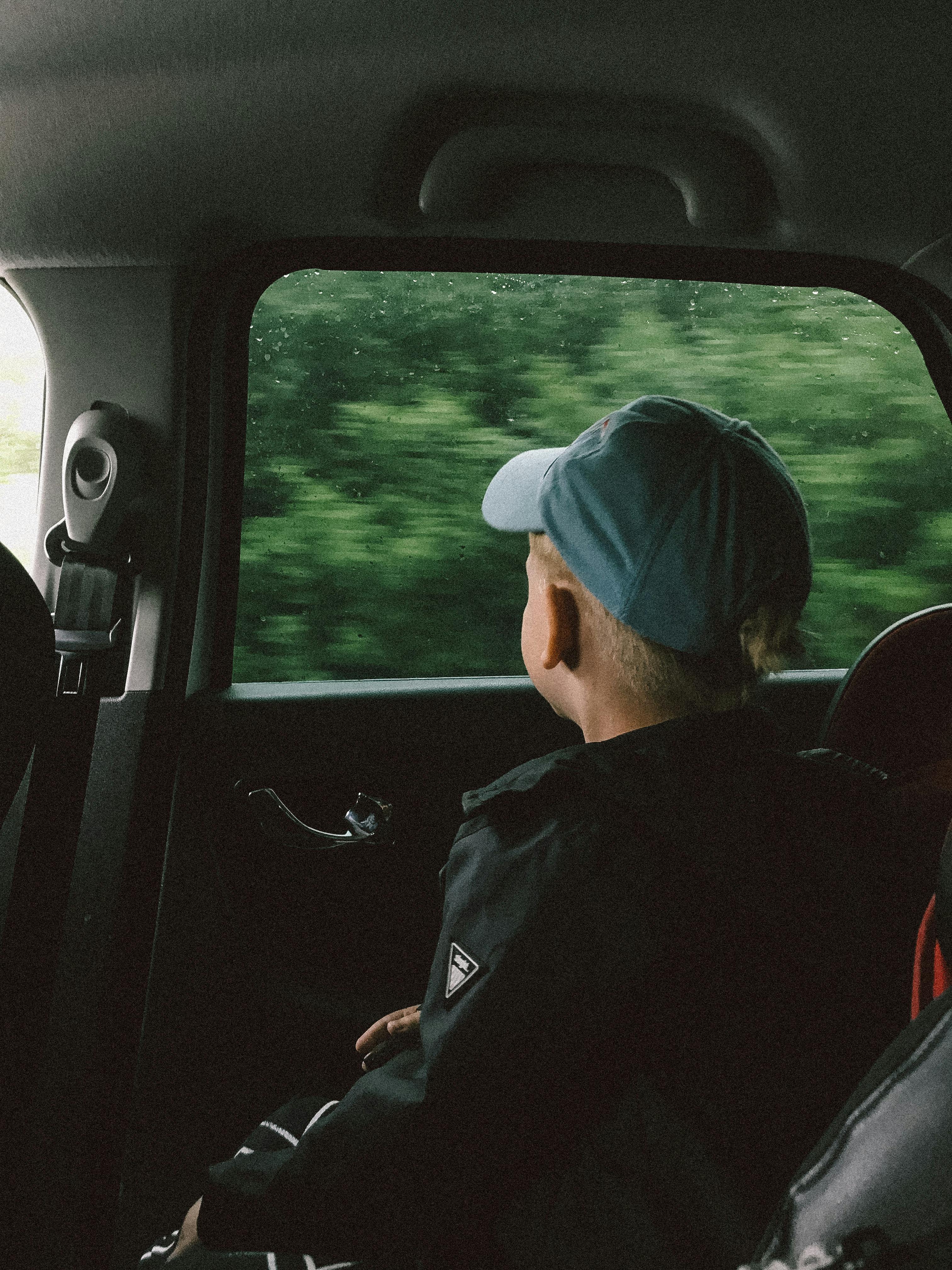 Un bambino in auto | Fonte: Pexels