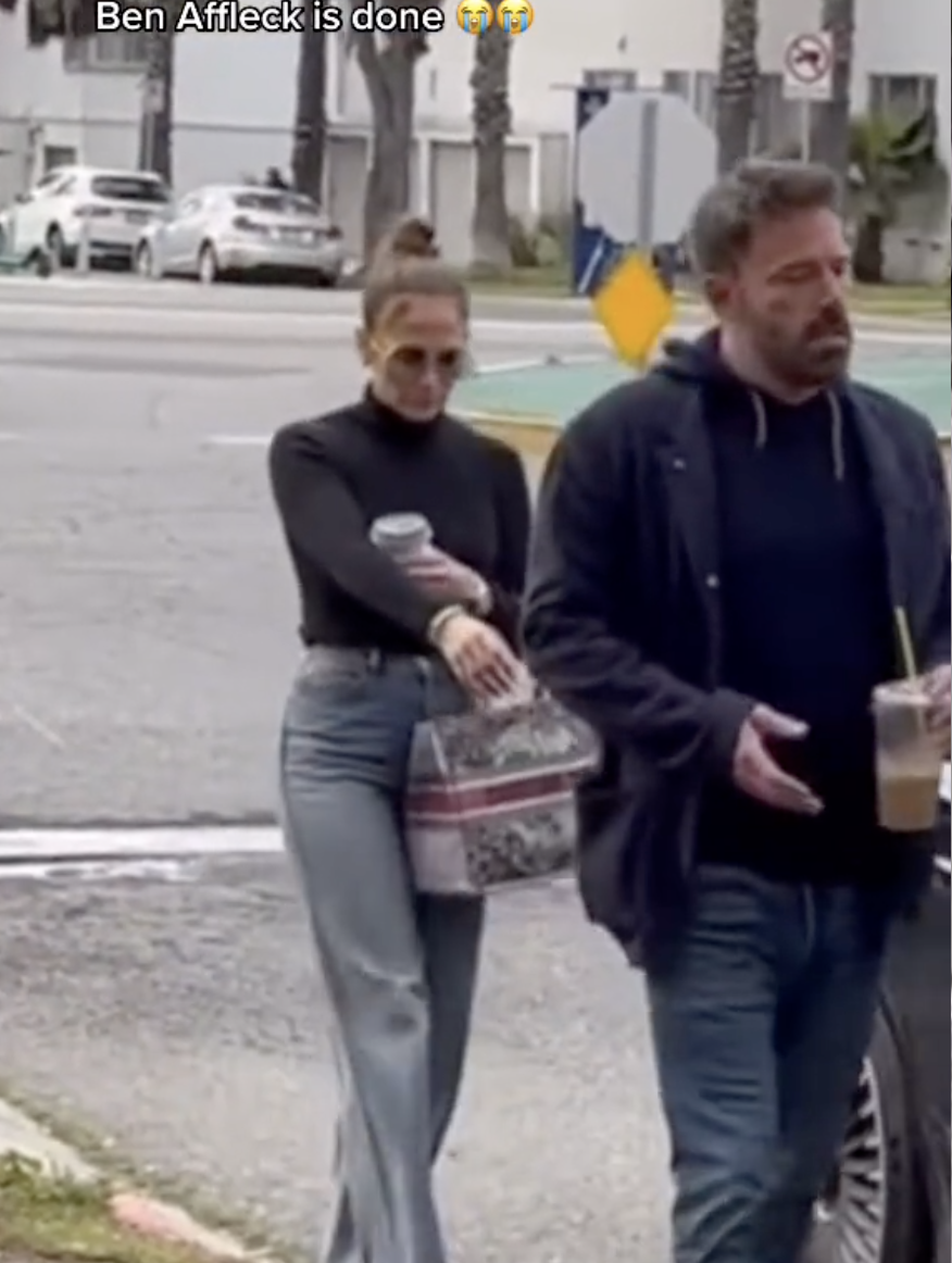 Jennifer Lopez y Ben Affleck aparentemente tenso caminan hacia su automóvil el 12 de Mayo de 2023 | Fuente: TikTok/@dailymail