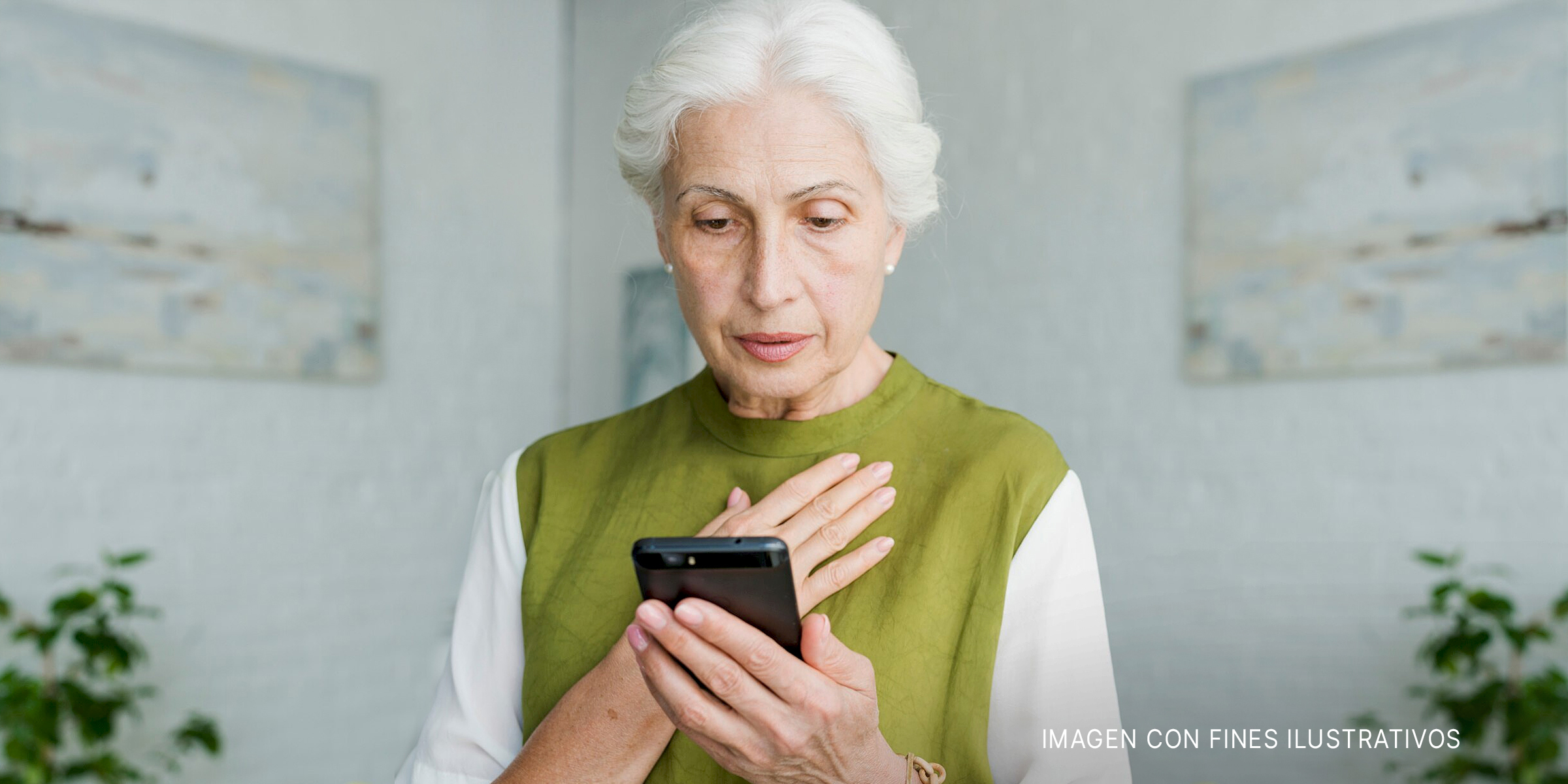 Mujer mirando su teléfono | Foto: Freepik