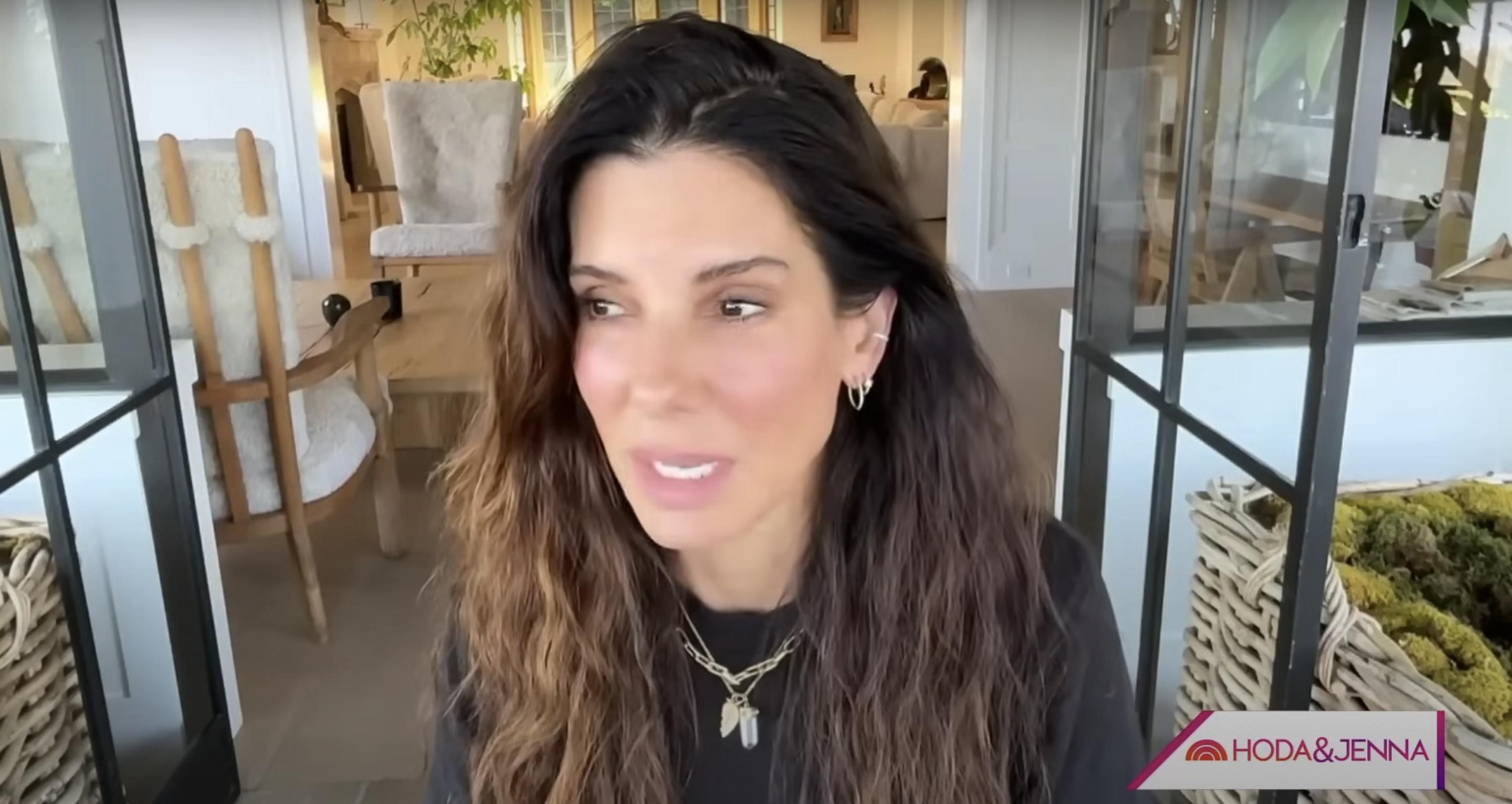 Captura de pantalla de Sandra Bullock compartiendo un dulce mensaje de cumpleaños con Hoda Kotb en un vídeo publicado el 12 de agosto de 2024 | Fuente: YouTube/@HodaAndJenna