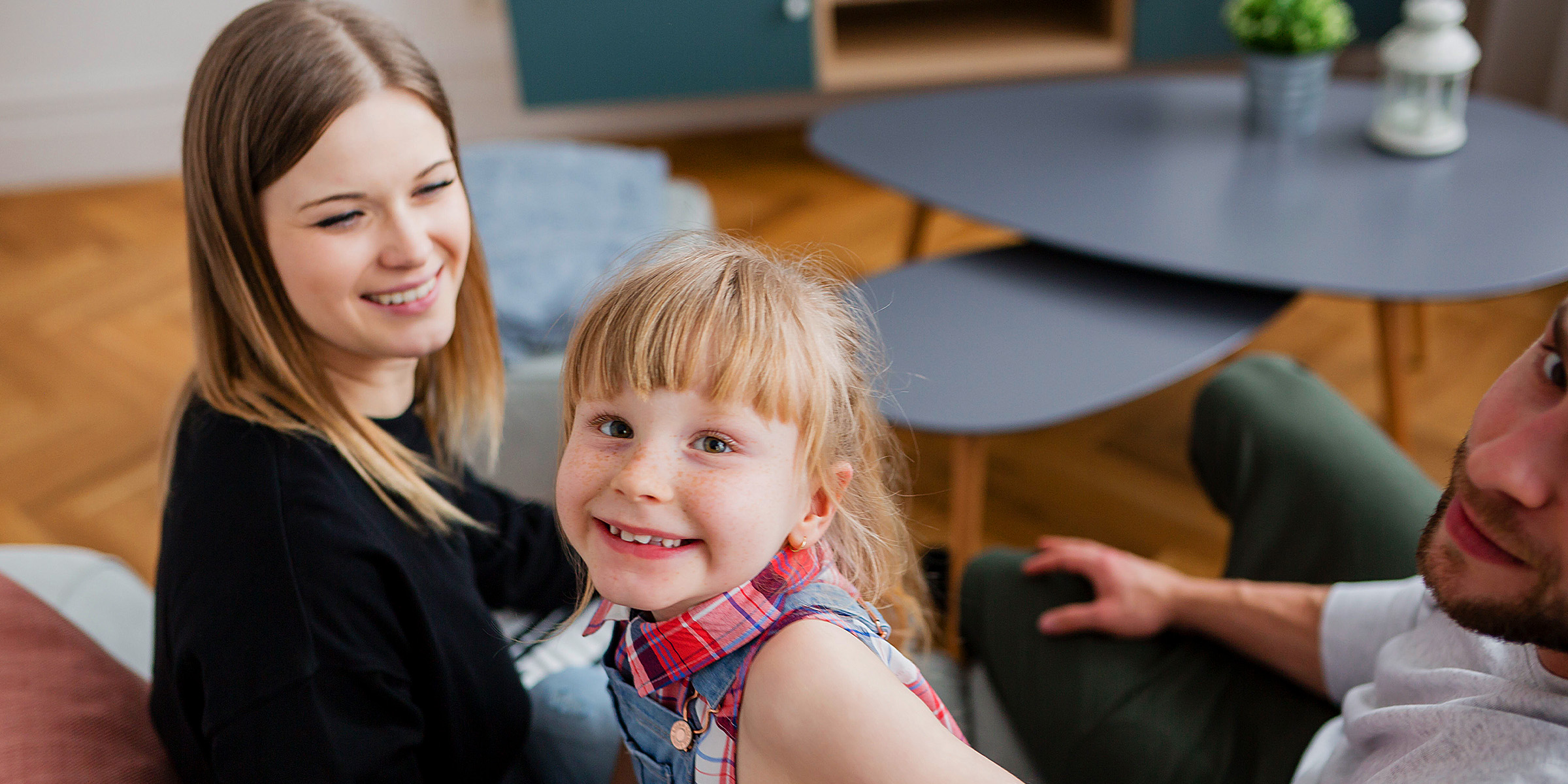 Una familia feliz sentada junta | Fuente: Freepik