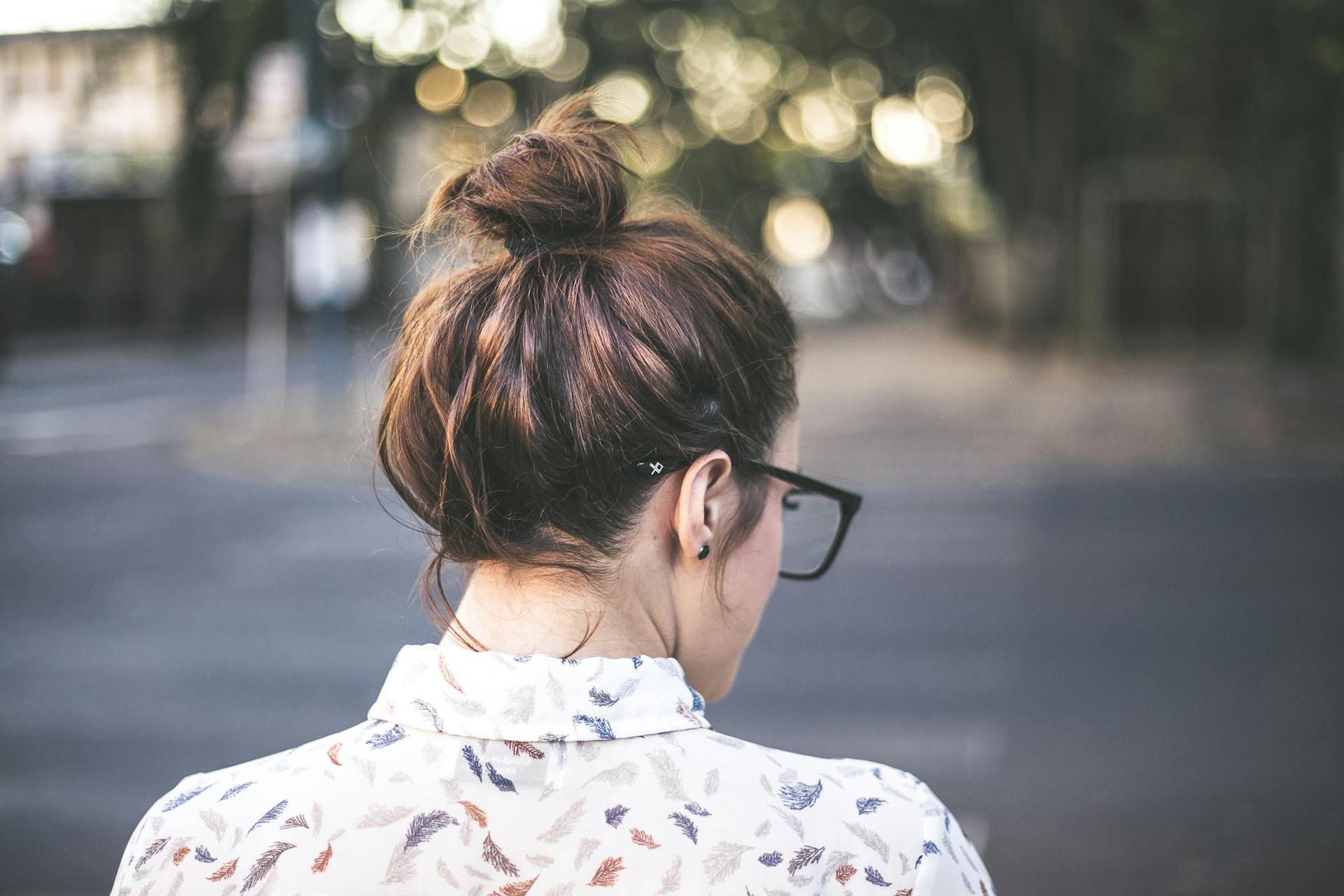 Una mujer de pie al aire libre | Fuente: Pexels